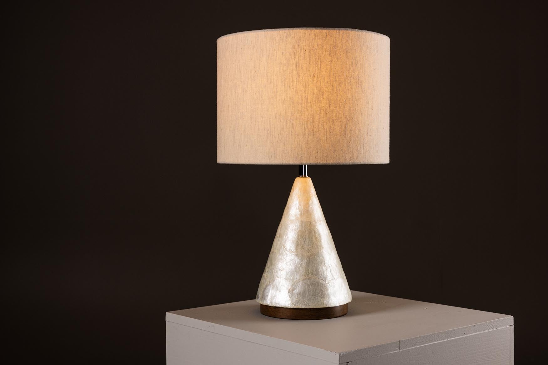 Die Donsö Tischleuchte ⌀35 von Vind vereint modernes Design mit natürlichen Materialien. Ideal für stimmungsvolle Beleuchtung in jedem Zuhause.