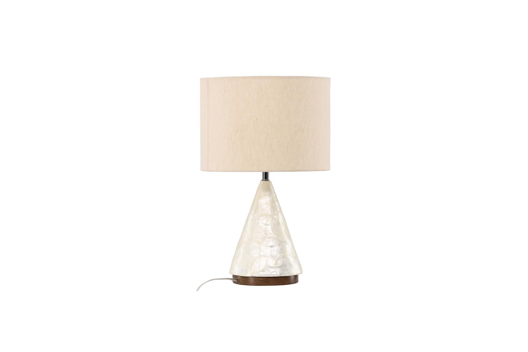 Die Donsö Tischleuchte ⌀35 von Vind kombiniert stilvolles Design mit Jute und PVC. Perfekt für gemütliche Akzente in jedem Raum.