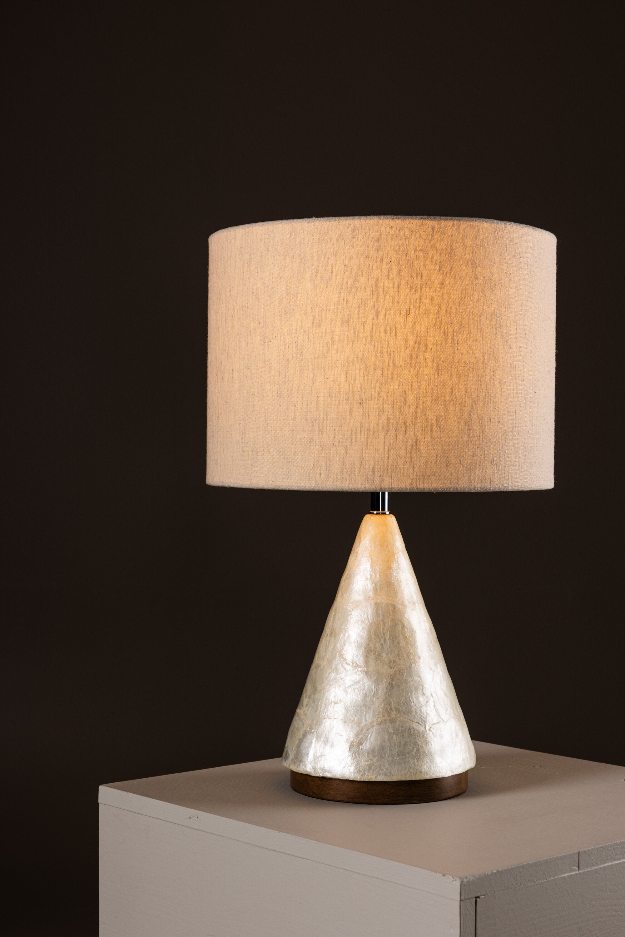 Donsö  Tischleuchte ⌀35  in Capiz / Natural präsentiert im Onlineshop von KAQTU Design AG. Tischleuchte ist von Vind