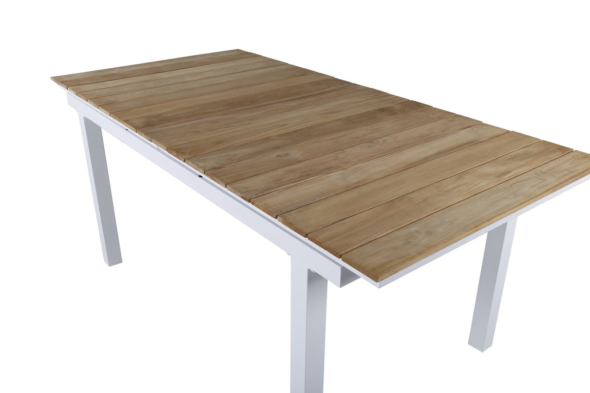 Rechteckiger Gartentisch Mexiko mit naturfarbener Teakholz-Tischplatte und schwarzem Aluminiumgestell, ausziehbar, im Freien aufgestellt.