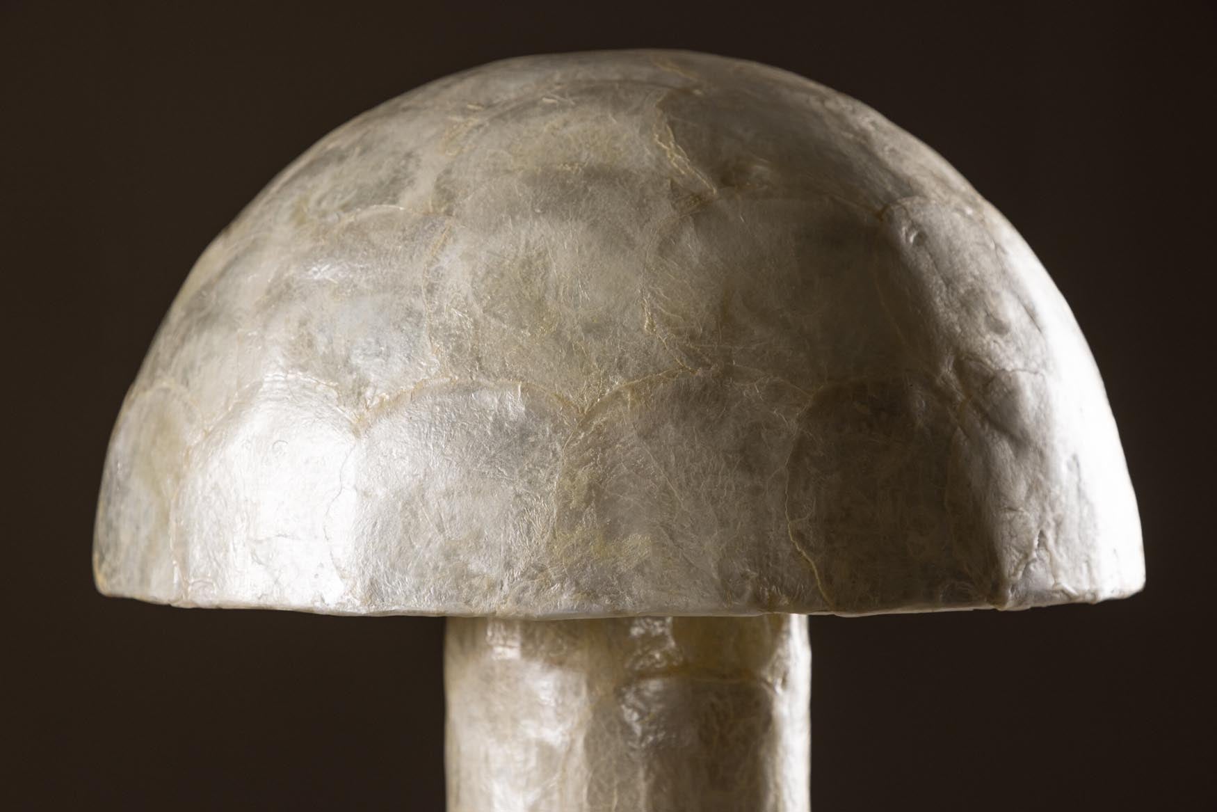 Elegante Lindön Tischleuchte ⌀36 von Vind: Modernes Design mit warmem Licht, ideal für jeden Raum. Robuster Polyresin-Fuß für Langlebigkeit.