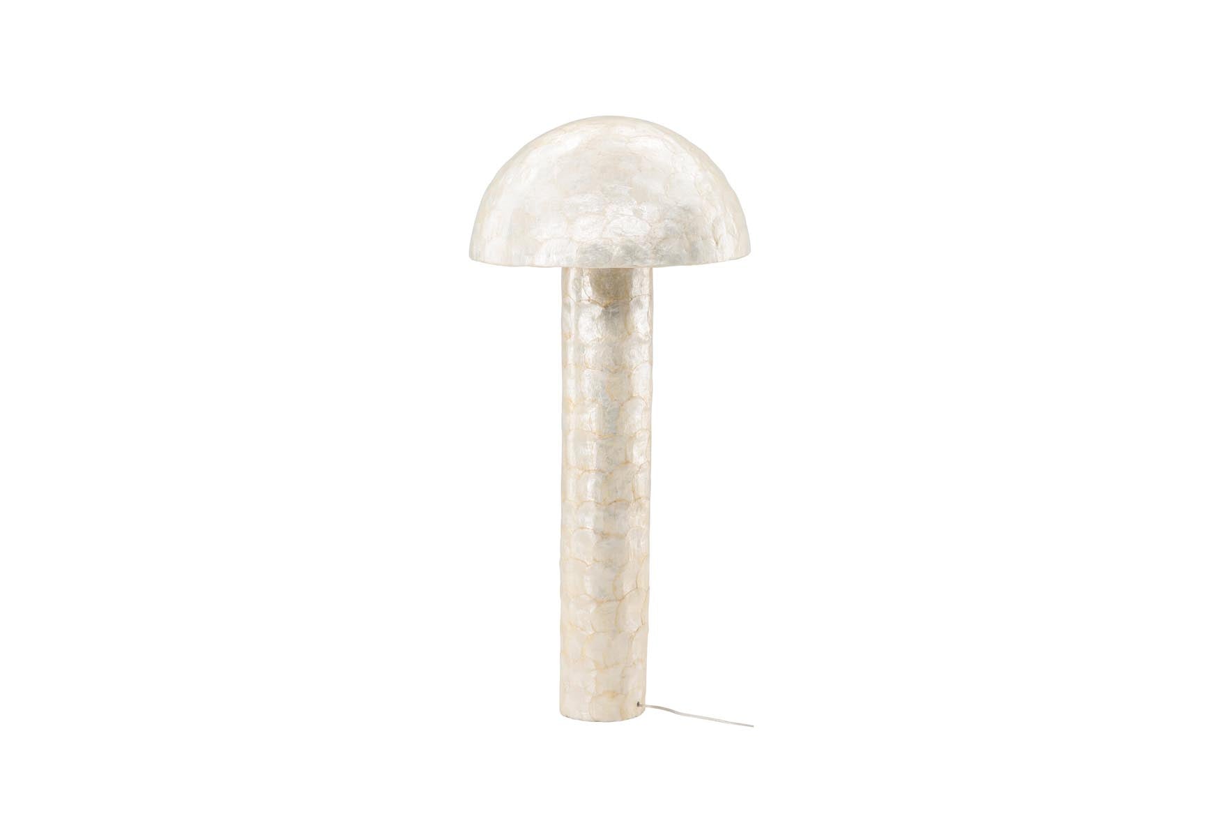 Elegante Lindön Stehleuchte ⌀55 von Vind: Hochwertige Materialien, warmes Licht und zeitloses Design für eine harmonische Wohnatmosphäre.