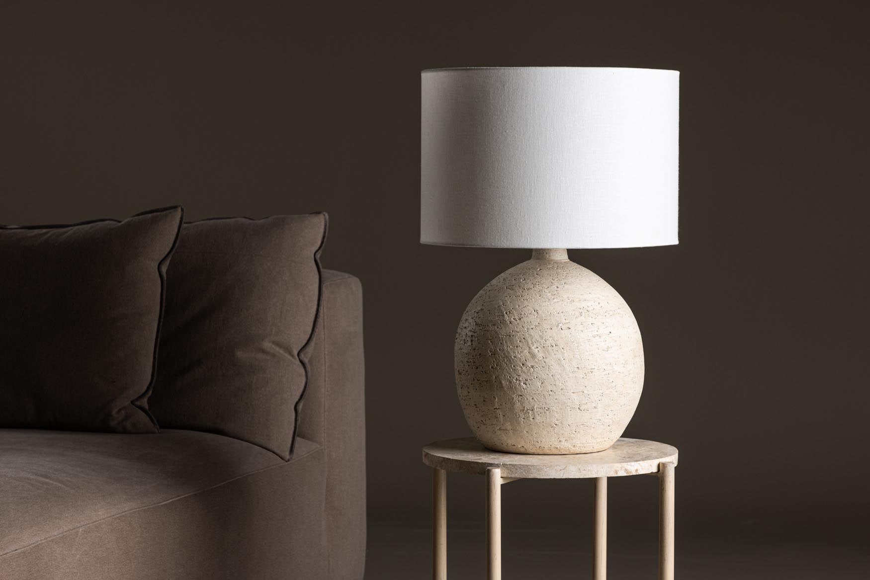 Elegante Tjörn Tischleuchte ⌀40 von Vind: Hochwertiger Jute-Lampenschirm, robuste Terrakotta-Basis, perfektes Licht für jedes Zuhause.