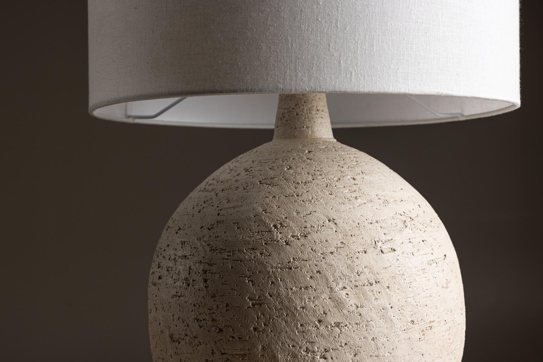 Stilvolle Tjörn Tischleuchte ⌀40 von Vind: Jute-Lampenschirm, rustikale Terrakotta-Basis, ideal für gemütliche Atmosphäre in jedem Raum.