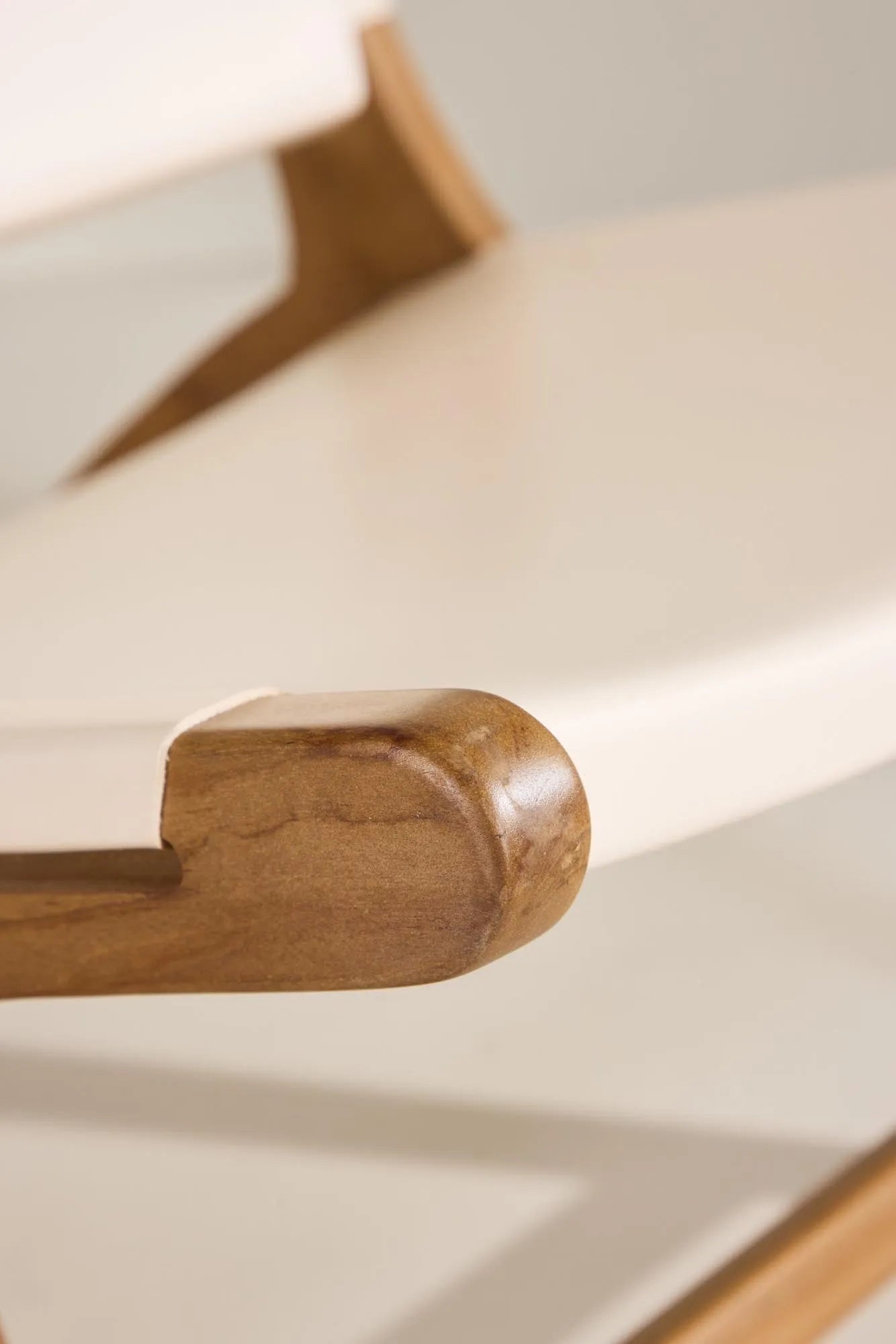 Der Rike Lounge Chair von Vind bietet zeitgemäßen Stil und Bequemlichkeit, perfekt für moderne Wohnbereiche.