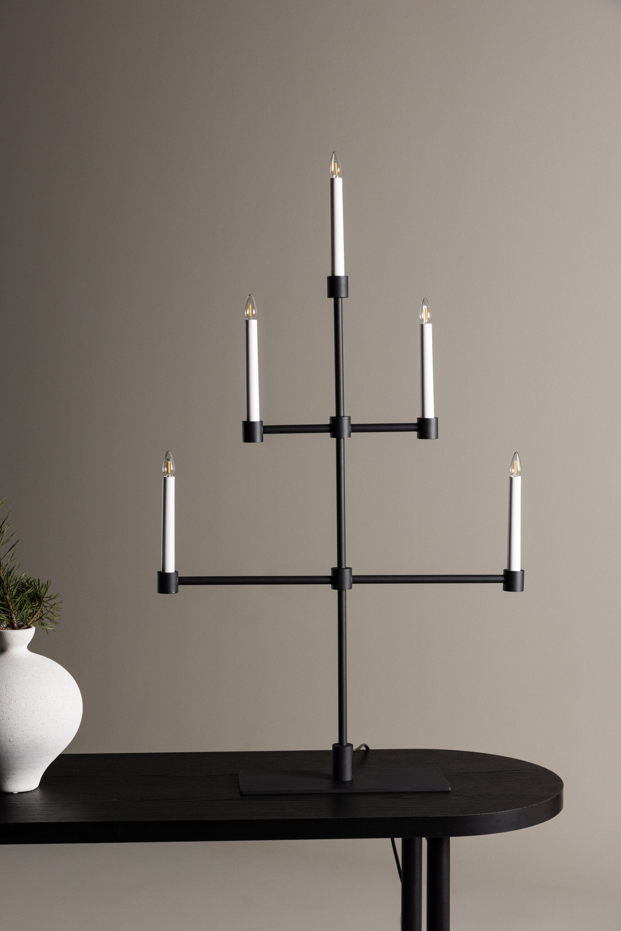 Avoriaz Tischleuchte in Schwarz-Weiss präsentiert im Onlineshop von KAQTU Design AG. Tischleuchte ist von Venture Home