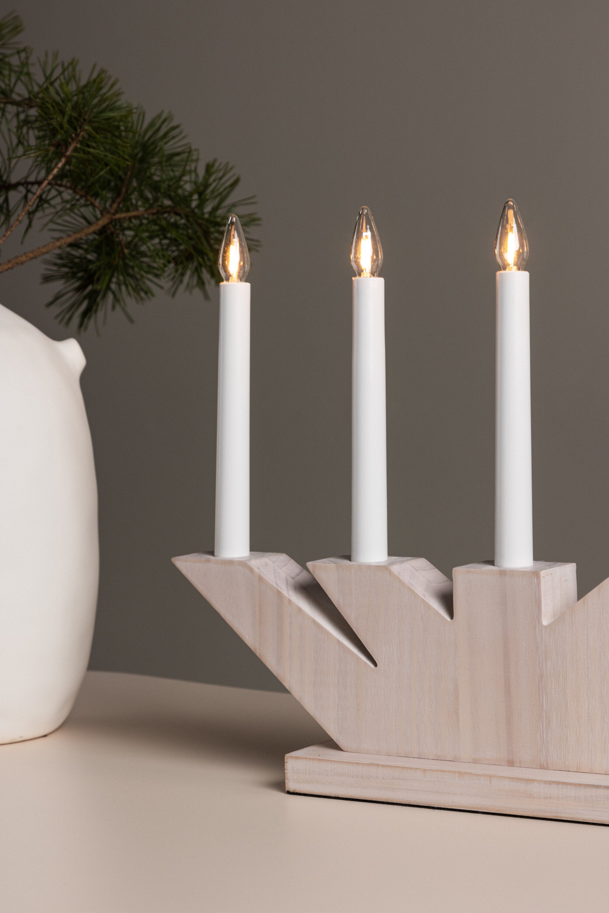 Verbier Tischleuchte  in Whitewash/Pine präsentiert im Onlineshop von KAQTU Design AG. Tischleuchte ist von Venture Home