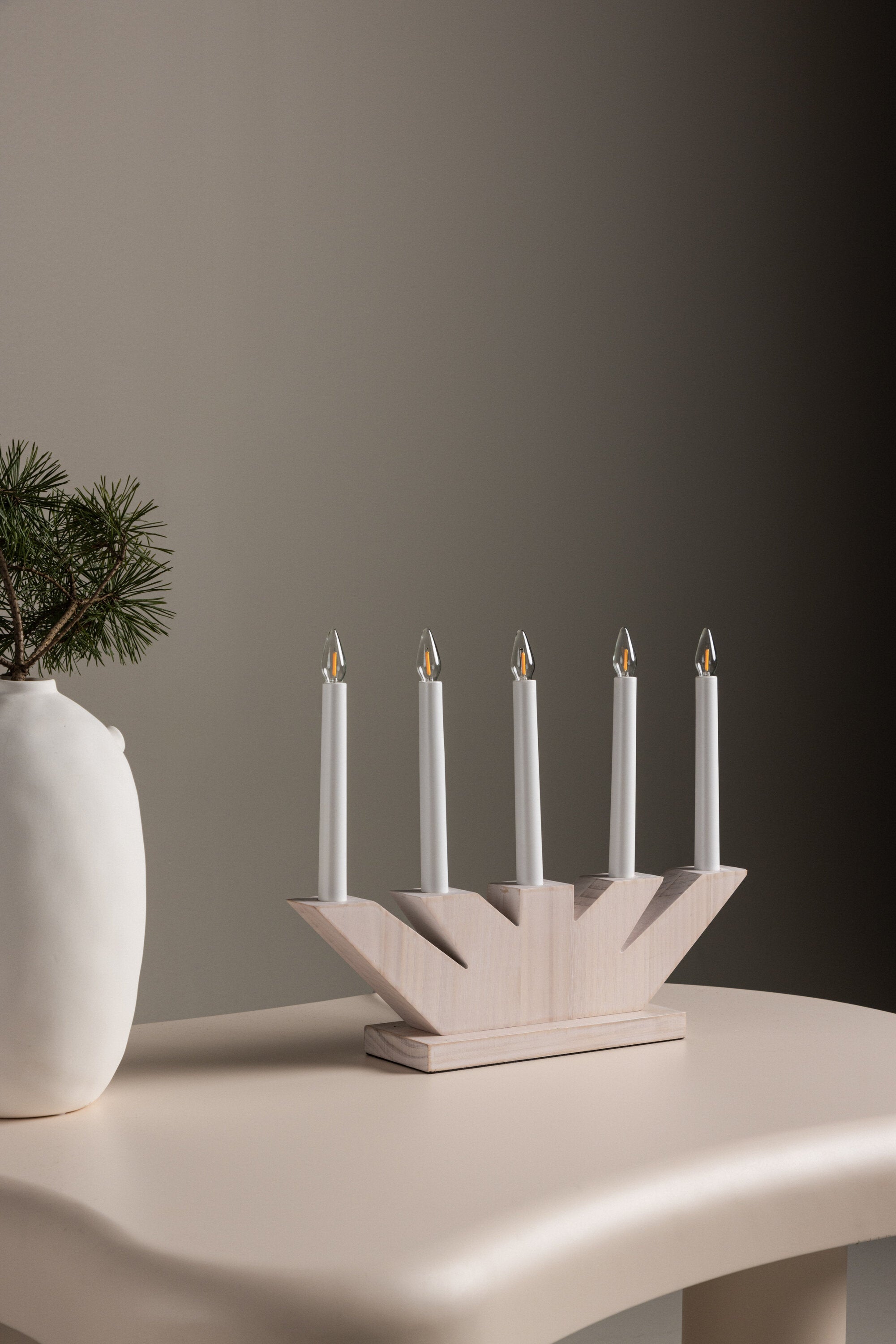 Verbier Tischleuchte  in Whitewash/Pine präsentiert im Onlineshop von KAQTU Design AG. Tischleuchte ist von Venture Home