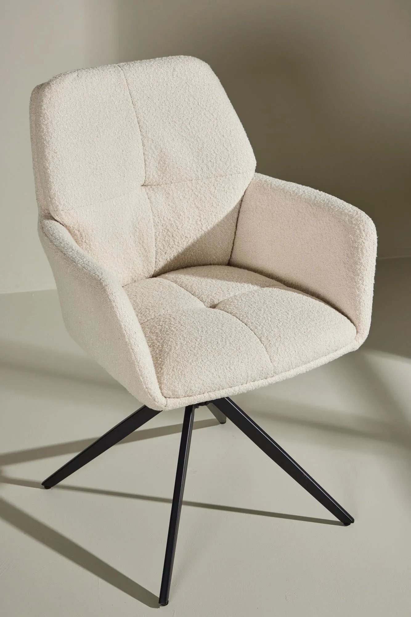 Der Manchi Esszimmerstuhl von Venture Home besticht durch modernes Design, Komfort und hochwertige Materialien.