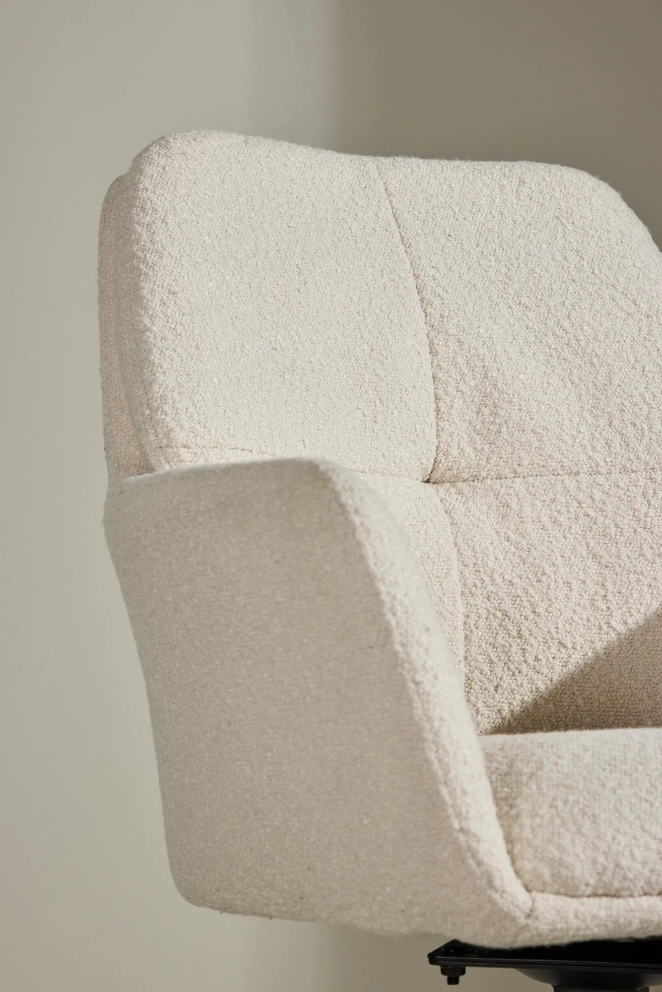 Der Manchi Esszimmerstuhl von Venture Home bietet modernes Design, hohen Komfort und hochwertige Materialien für Ihr Esszimmer.