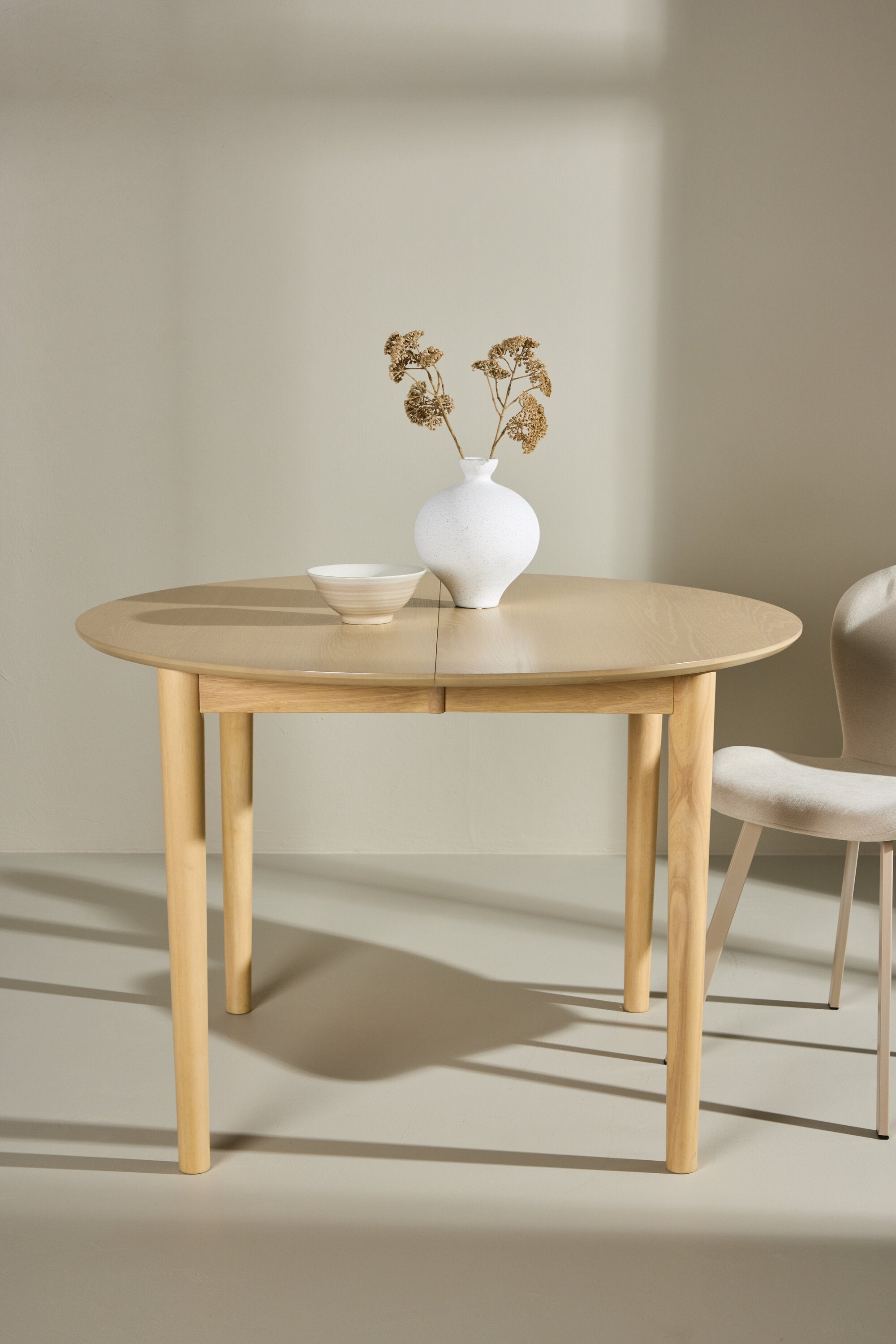 Gilda runder Esstisch in Whitewash präsentiert im Onlineshop von KAQTU Design AG. Esstisch ist von Venture Home