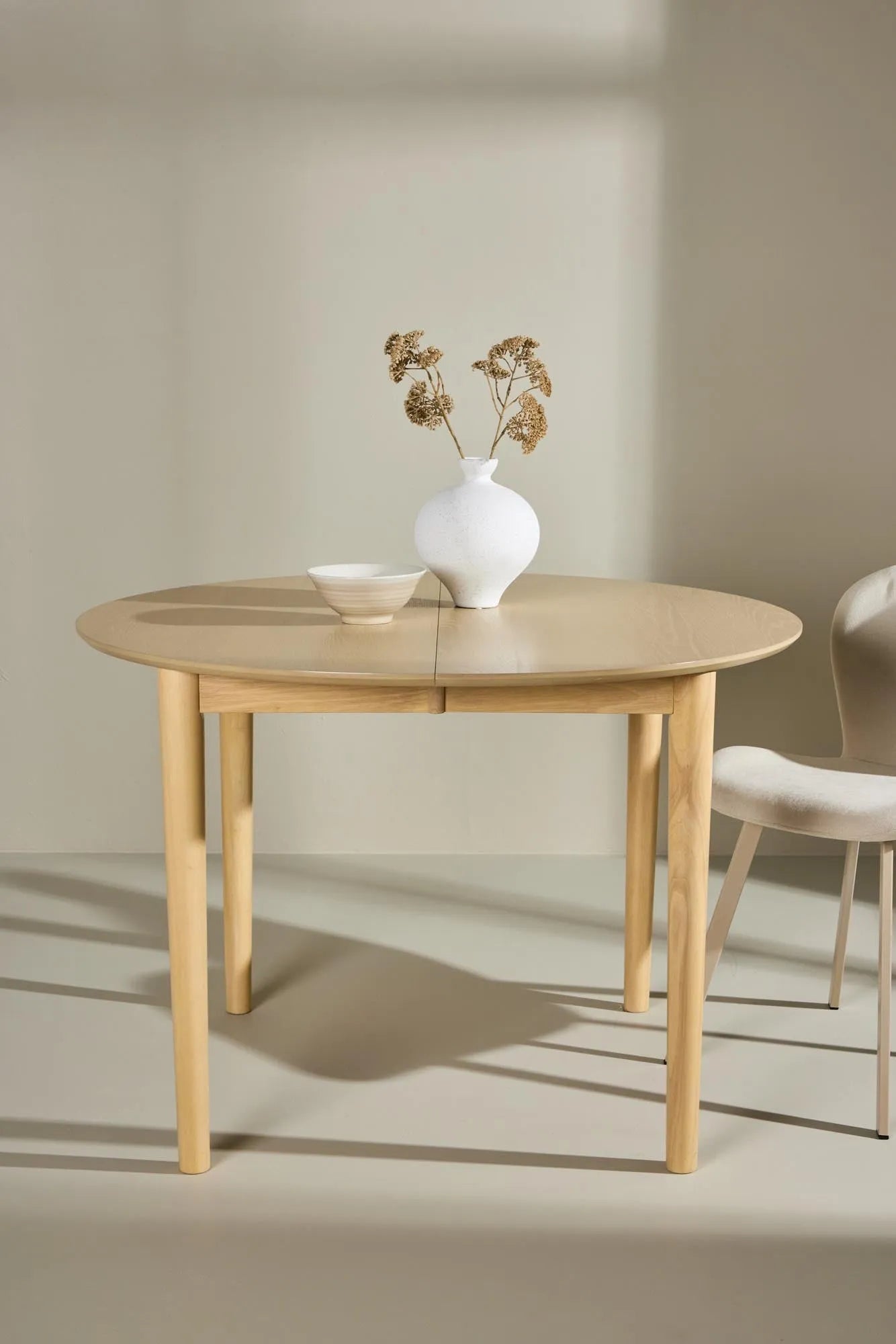 Moderner runder Esstisch Gilda von Venture Home, ideal für stilvolle Esszimmer, hochwertig verarbeitet und praktisch.