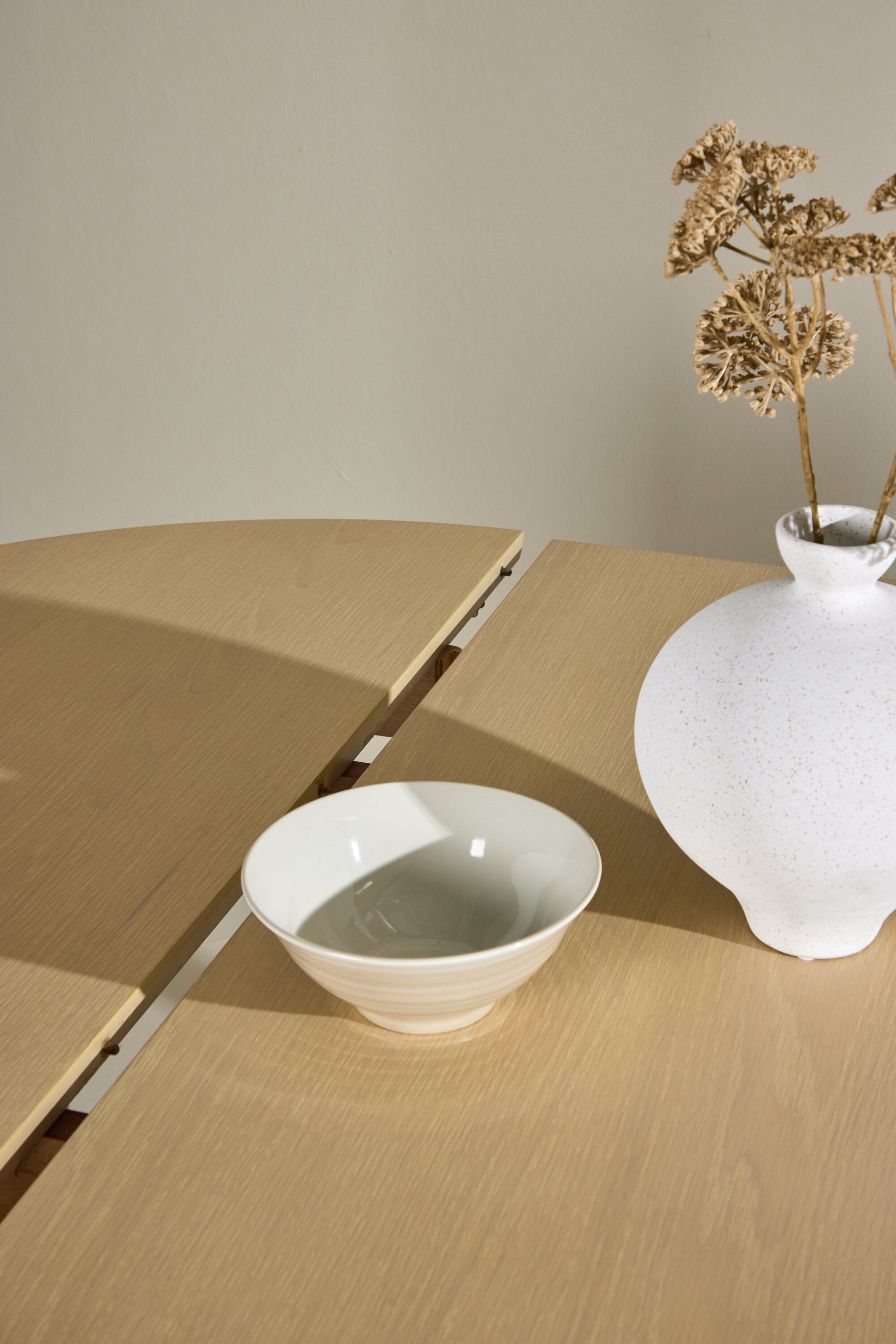 Gilda runder Esstisch in Whitewash präsentiert im Onlineshop von KAQTU Design AG. Esstisch ist von Venture Home
