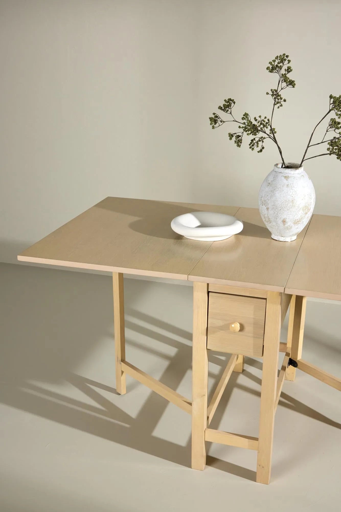 Edward Esstisch von Venture Home, rechteckig, modernes Design, ideal für Esszimmer, stilvoll und praktisch.