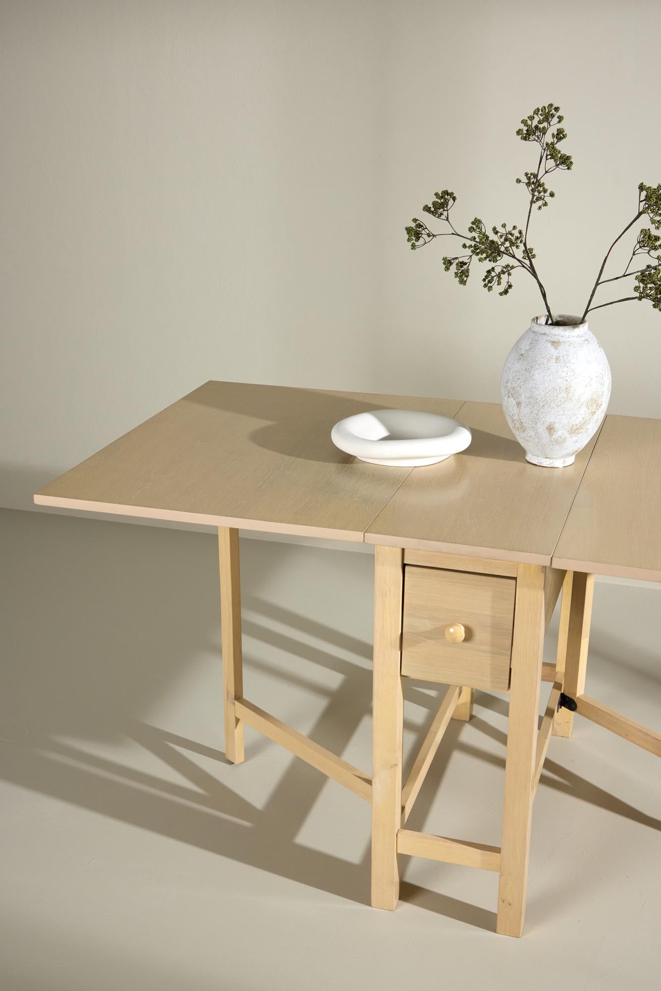 Edward Esstisch von Venture Home, rechteckig, modernes Design, ideal für Esszimmer, stilvoll und praktisch.