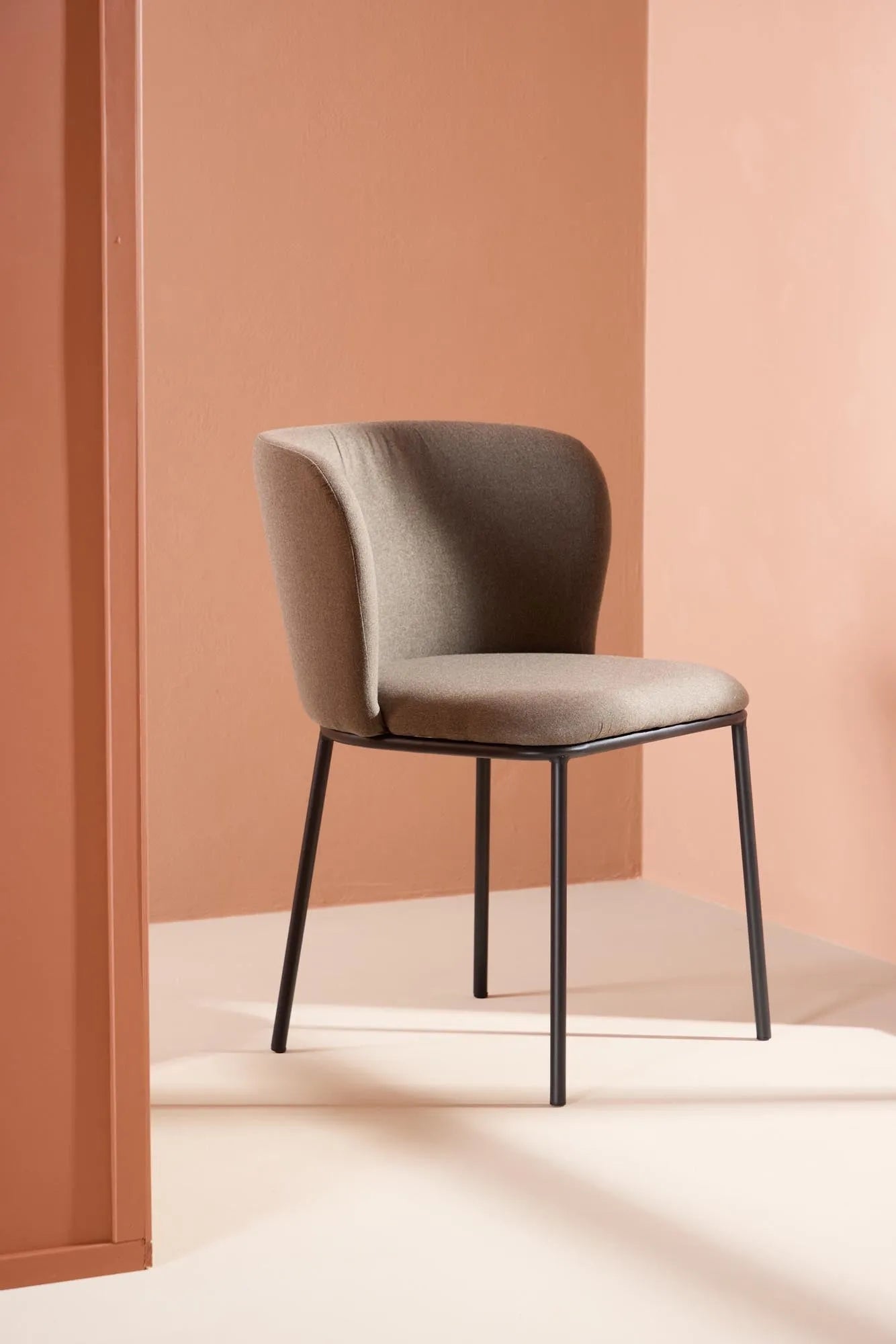 Edina Esszimmerstuhl von Venture Home: Stilvolles Design und hoher Komfort, ideal für moderne Esszimmer und gemütliche Momente.