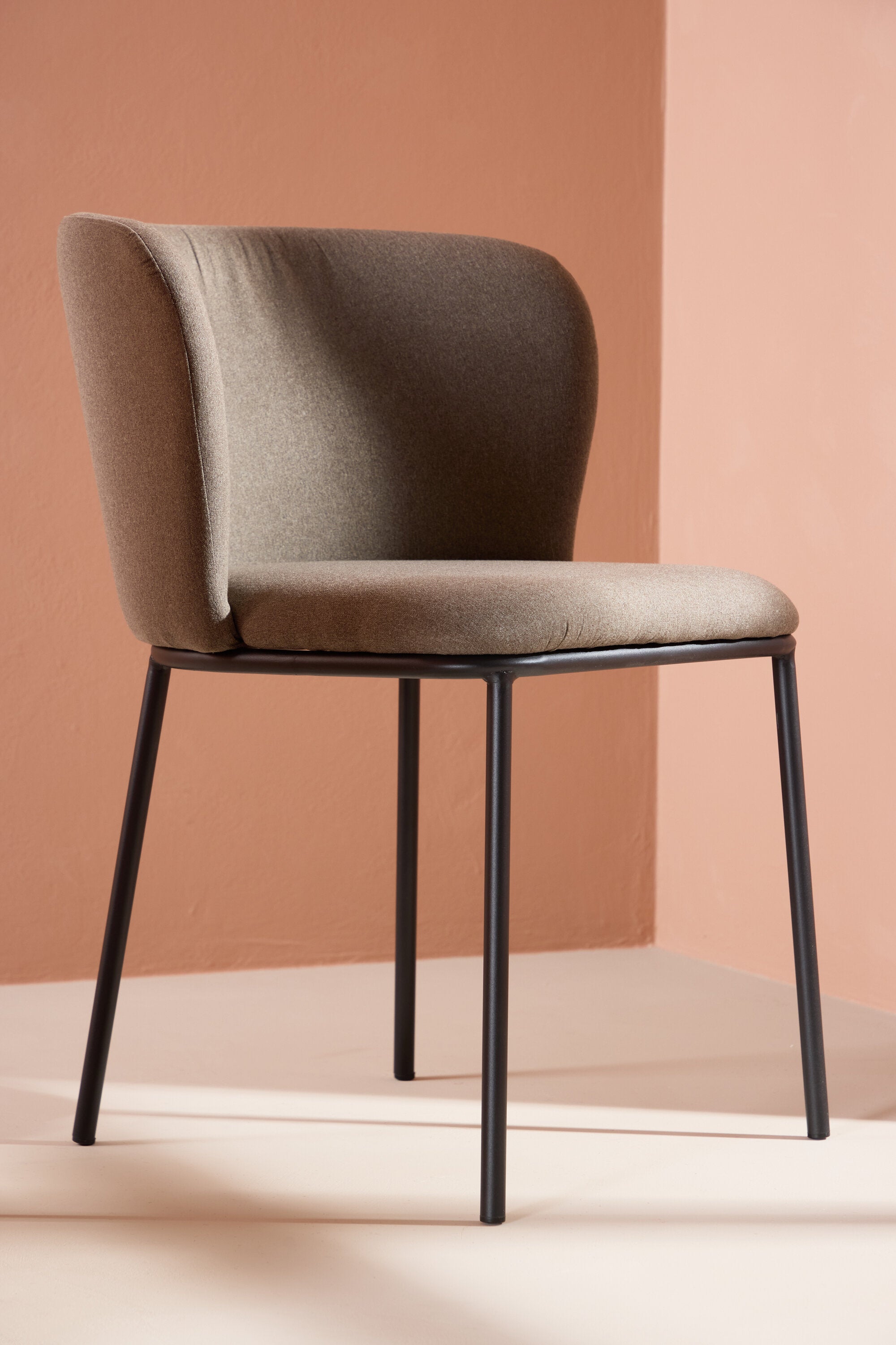 Edina Esszimmerstuhl in Brown präsentiert im Onlineshop von KAQTU Design AG. Stuhl ist von Venture Home