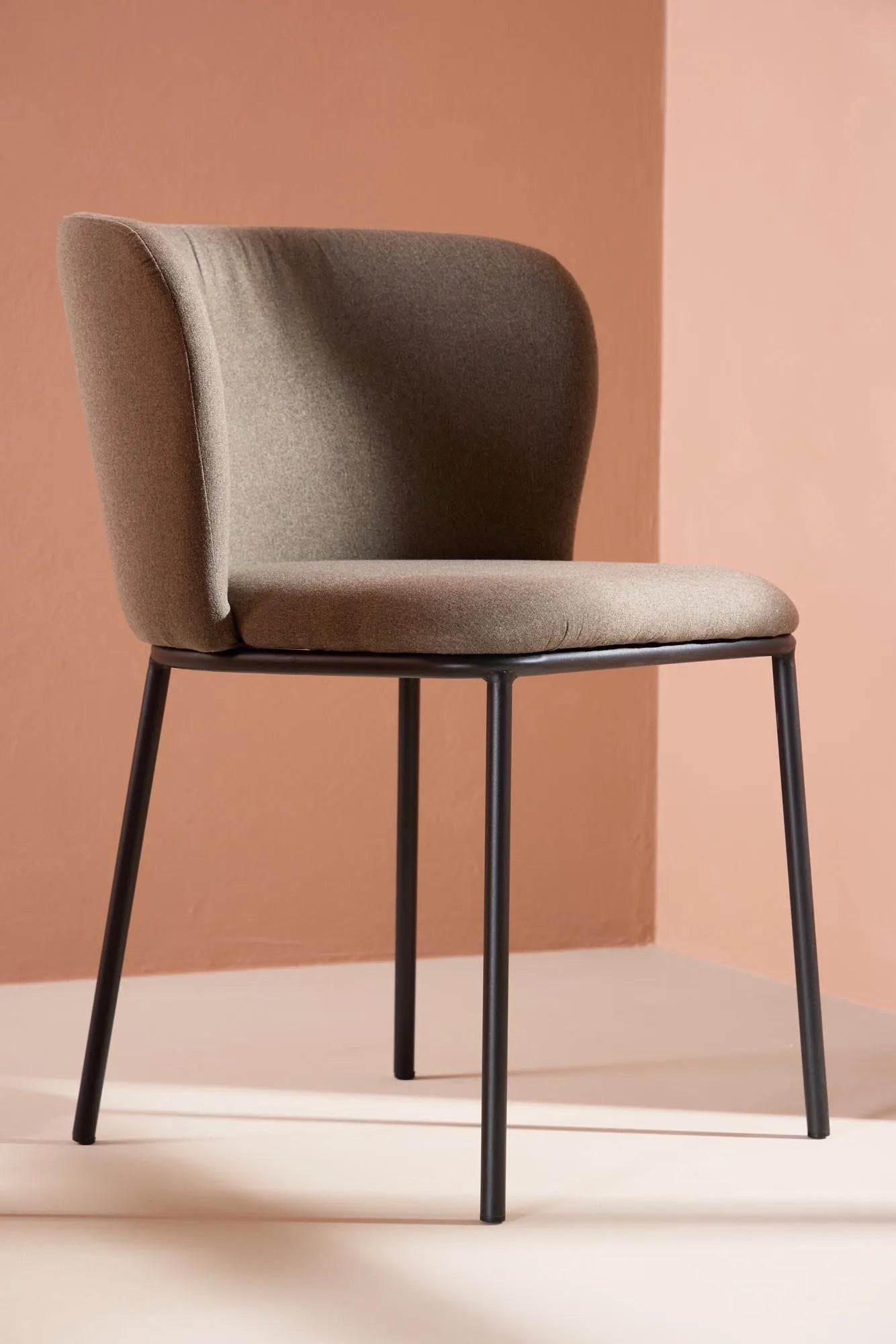 Edina Esszimmerstuhl von Venture Home: Modernes Design trifft auf Komfort, perfekt für stilvolle Esszimmer und entspannte Stunden.