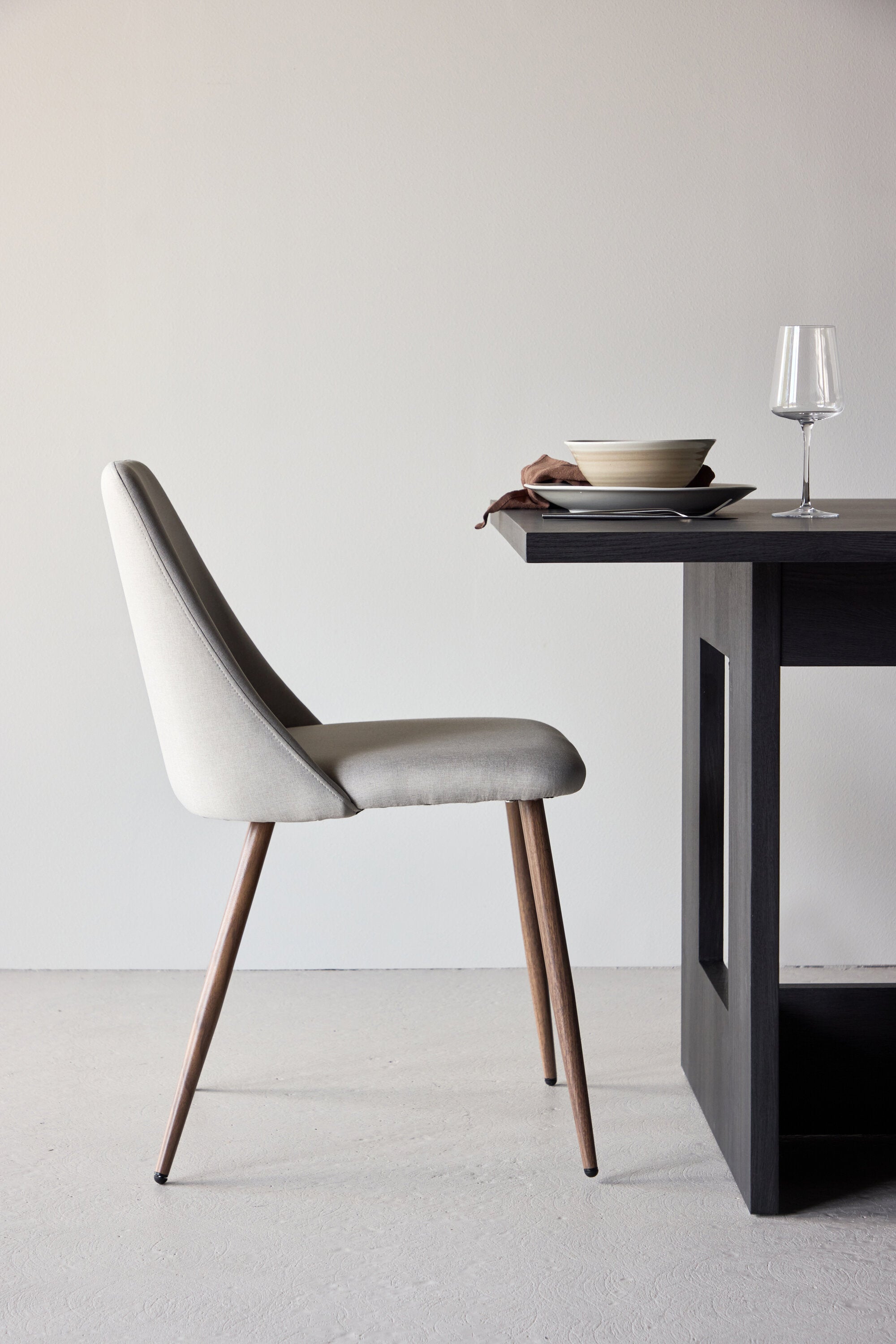 Night Esszimmerstuhl in Beige präsentiert im Onlineshop von KAQTU Design AG. Stuhl ist von Venture Home