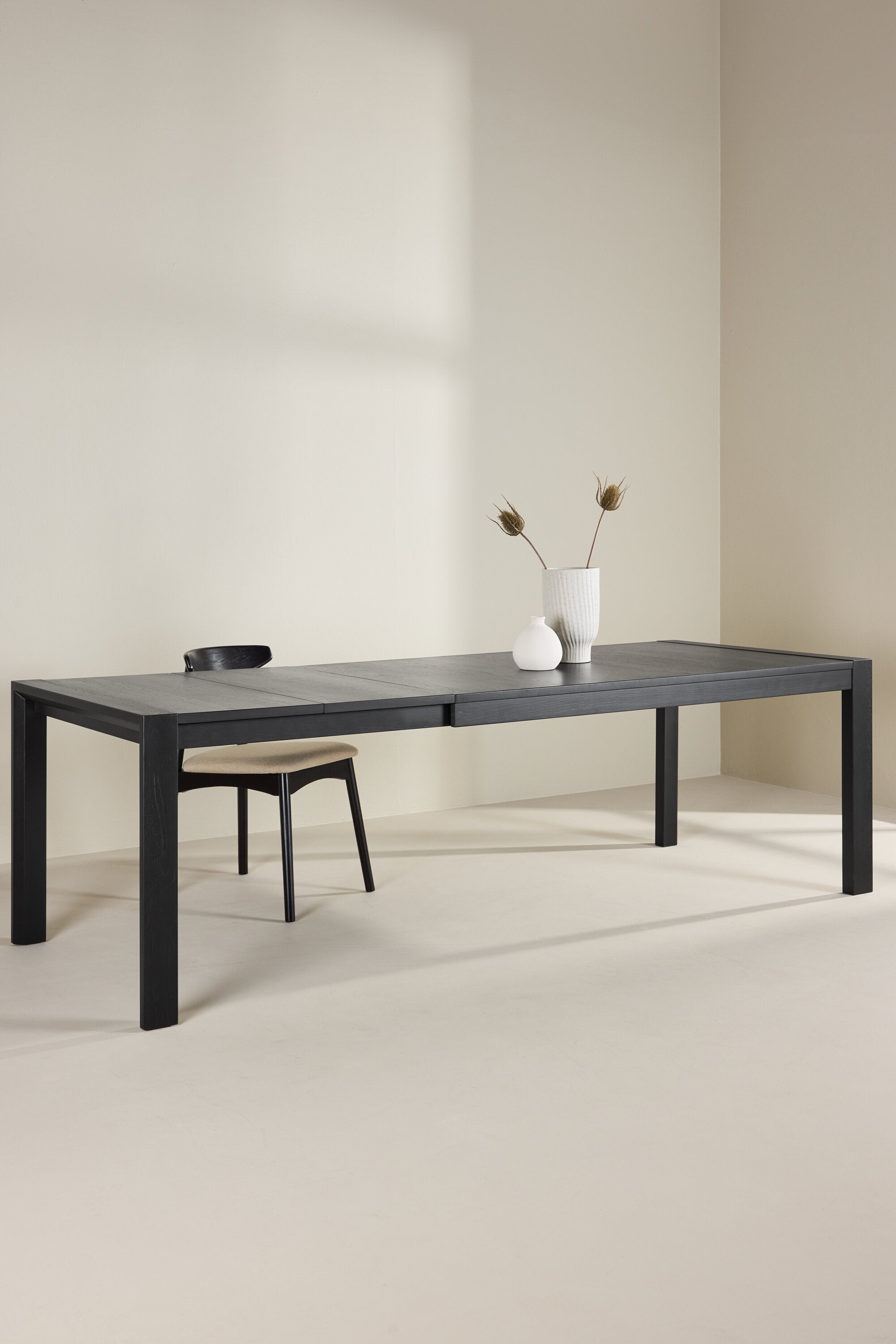 Slider ausziehbarer Tisch in Schwarz präsentiert im Onlineshop von KAQTU Design AG. Esstisch ist von Vind