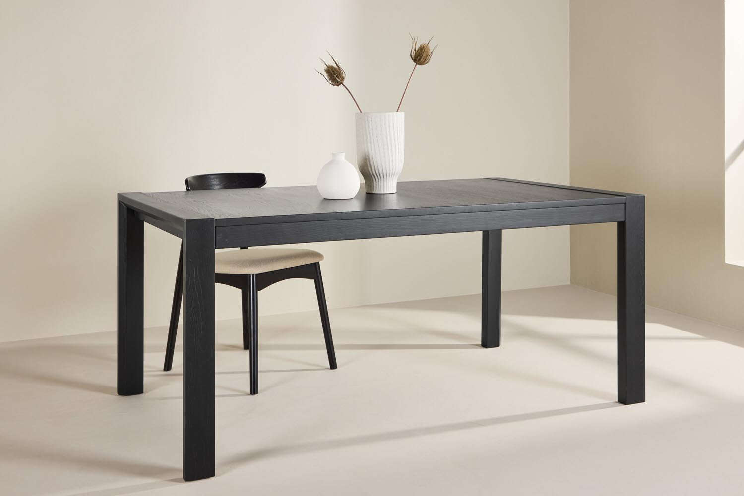 Slider Esstisch in Black präsentiert im Onlineshop von KAQTU Design AG. Esstisch ist von Vind