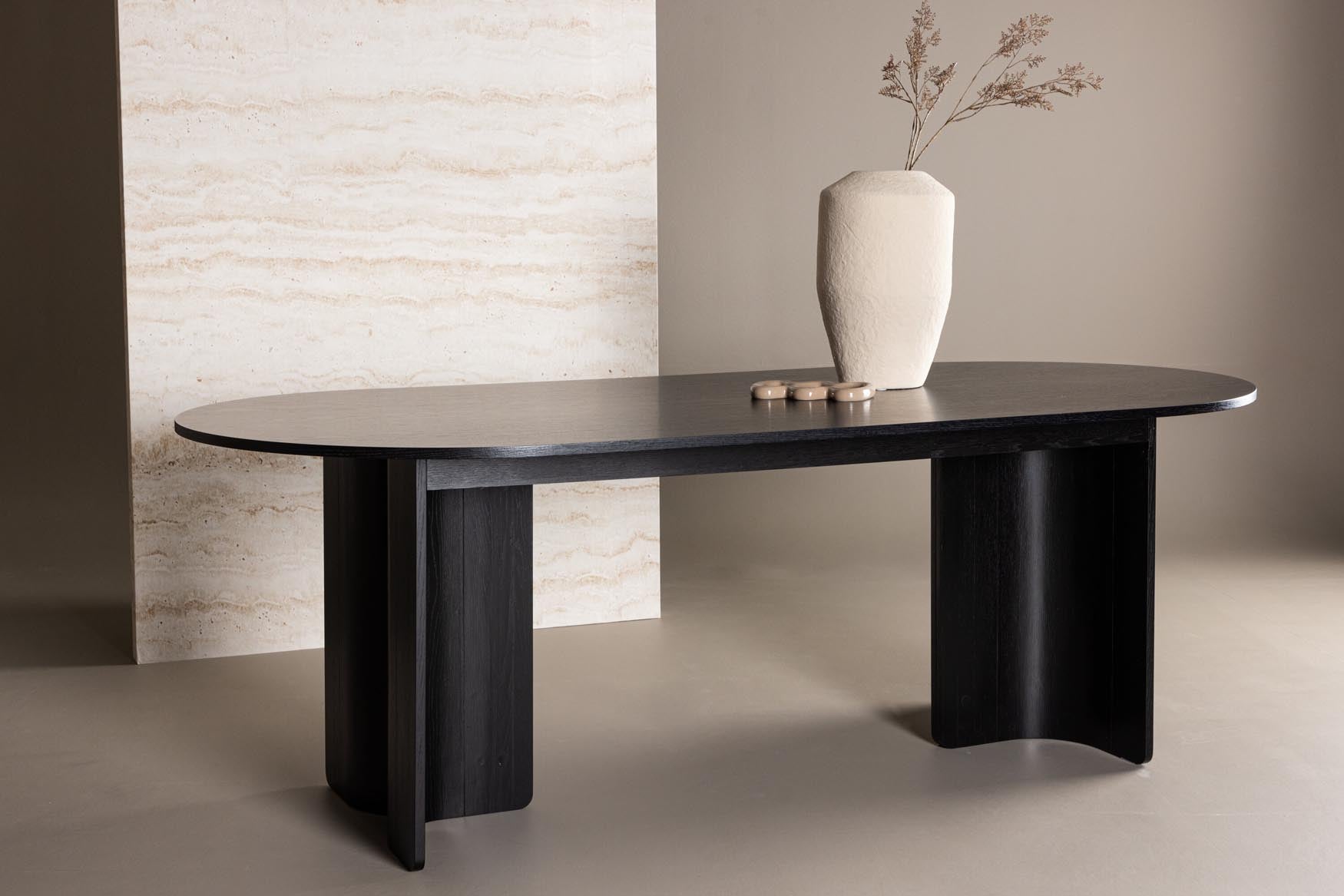 Entdecken Sie den Tyresö Esstisch von Vind: 100x220 cm, elegantes MDF-Furnier, perfekt für gesellige Abende und stilvolle Einrichtung.