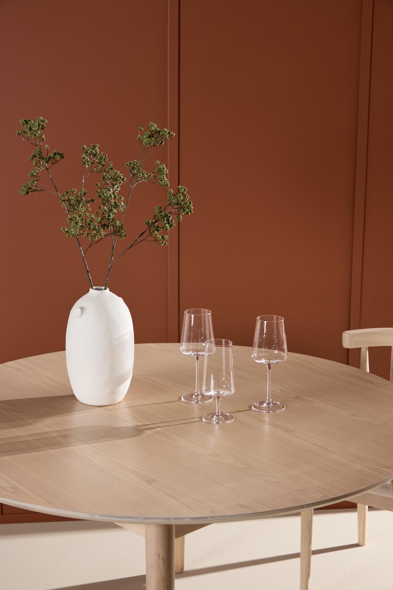 Der Flora Esstisch von Venture Home besticht durch sein rundes Design und hochwertige Materialien, ideal für stilvolle Essbereiche.
