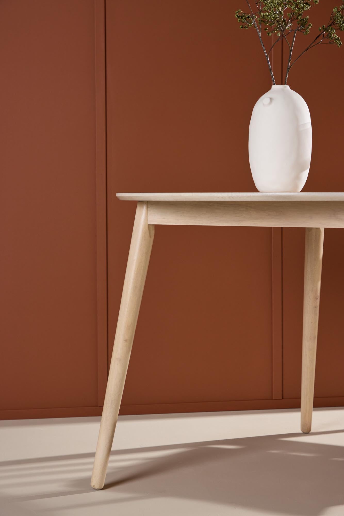 Der runde Flora Esstisch von Venture Home kombiniert elegantes Design mit Qualität, perfekt für moderne Esszimmer.