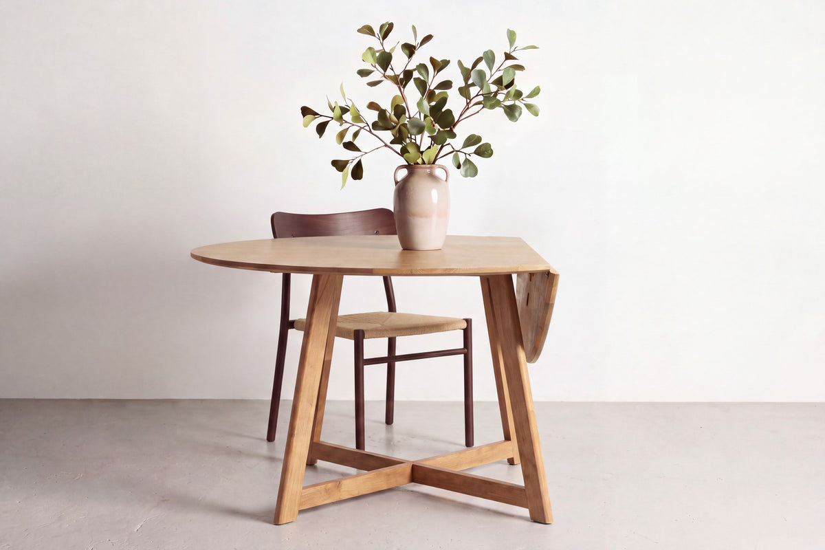 Runder Esstisch Yakidon Ø120 cm mit heller Eichenoptik-Platte aus MDF und Kautschukholz sowie natürlichen Beinen aus Gummibaumholz.