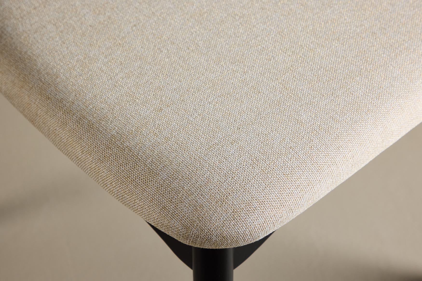 Ven Stuhl in Black präsentiert im Onlineshop von KAQTU Design AG. Esstisch ist von Vind