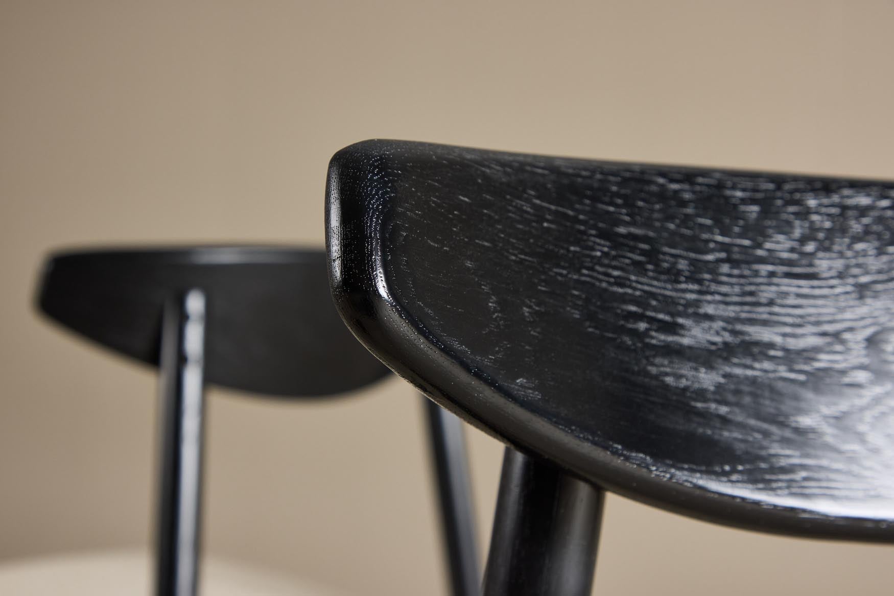 Der Ven Stuhl von Vind vereint stilvolles Eichenholz mit ergonomischem Komfort und pflegeleichten Bezügen in verschiedenen Farben.