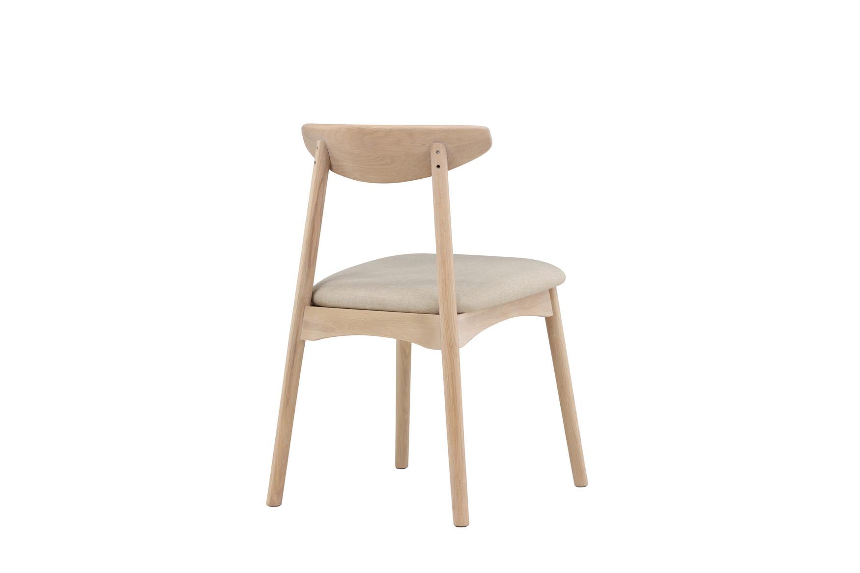 Der Ven Stuhl von Vind kombiniert stilvolles Eichenholz mit einem bequemen, ergonomischen Design und pflegeleichten Bezügen in verschiedenen Farben.