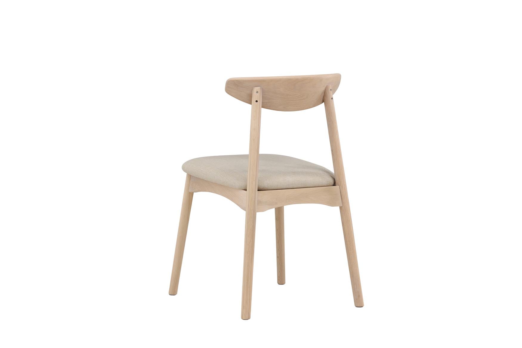 Der Ven Stuhl von Vind kombiniert stilvolles Eichenholz mit einem ergonomischen Design und strapazierfähigen, farbigen Bezügen für höchsten Komfort.