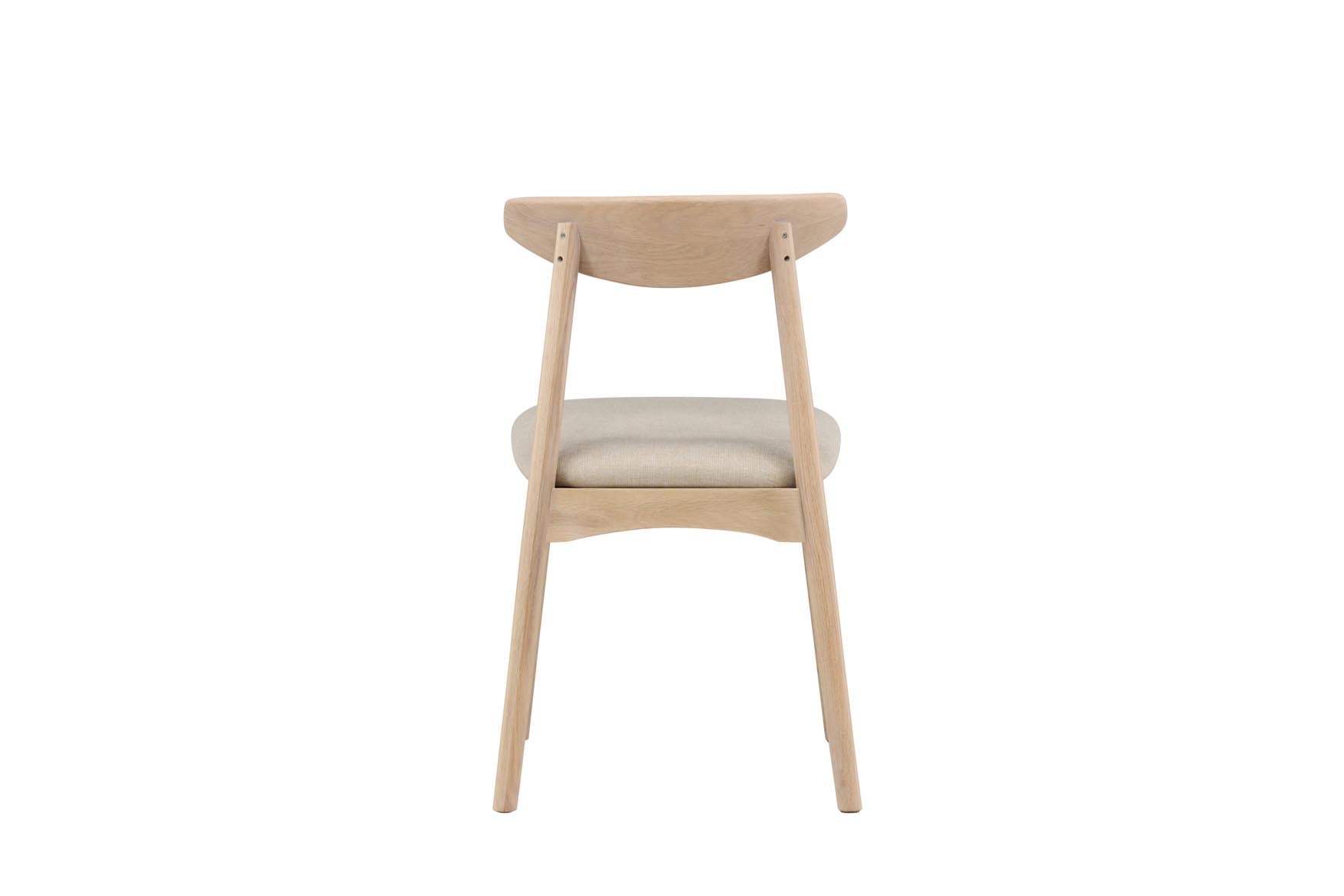 Der Ven Stuhl von Vind vereint elegantes Eichenholz mit ergonomischem Sitzkomfort und pflegeleichten, farbigen Bezügen für ein modernes Zuhause.