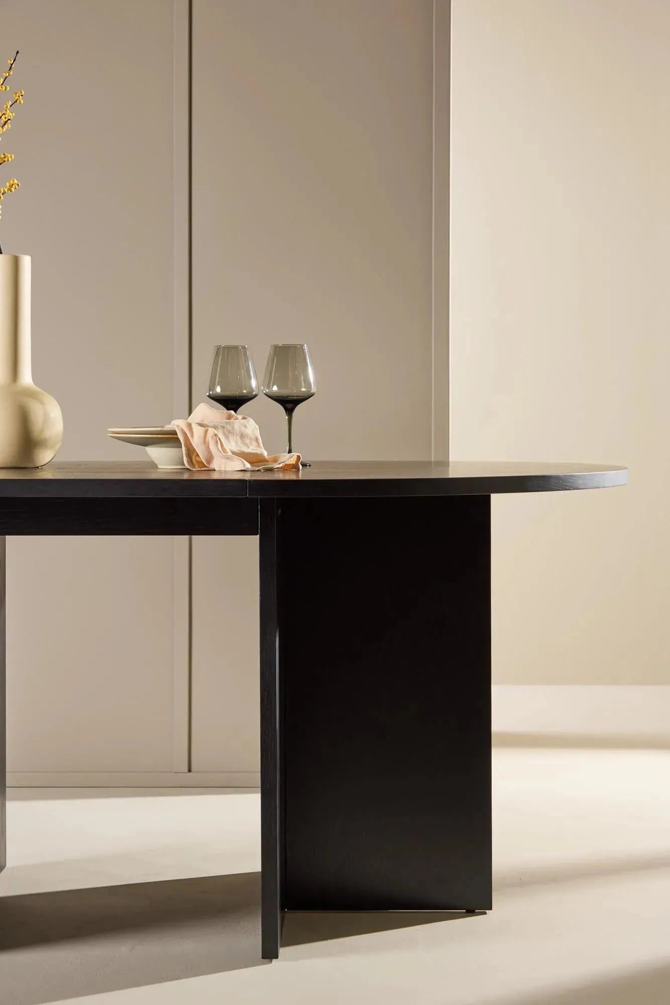 Rechteckiger Esstisch Strada von Venture Home, modernes Design, perfekt für Esszimmer oder Küche, robust und elegant.