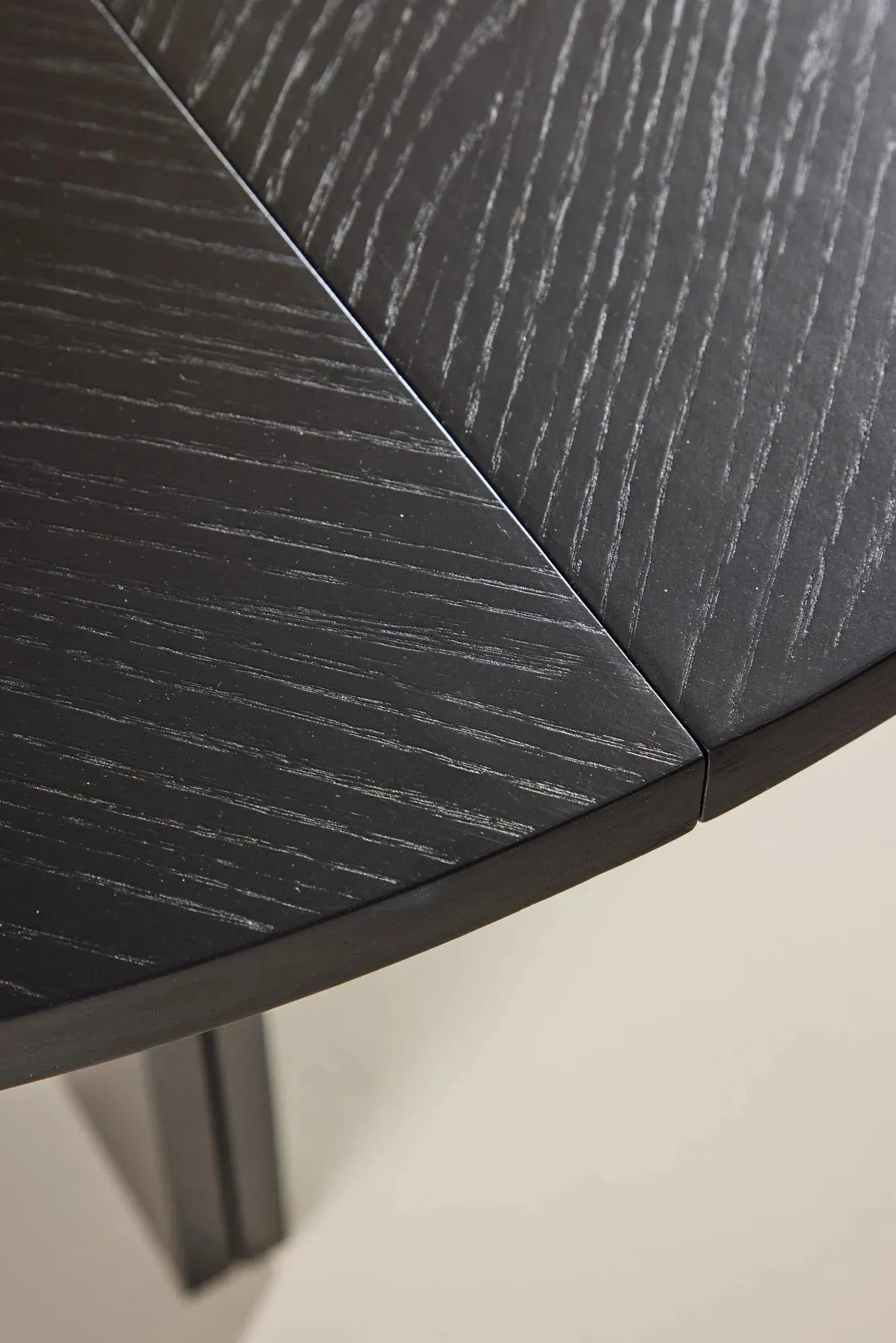 Rechteckiger Esstisch Strada von Venture Home, modern und elegant, perfekt für Esszimmer oder Küche, langlebig und stilvoll.