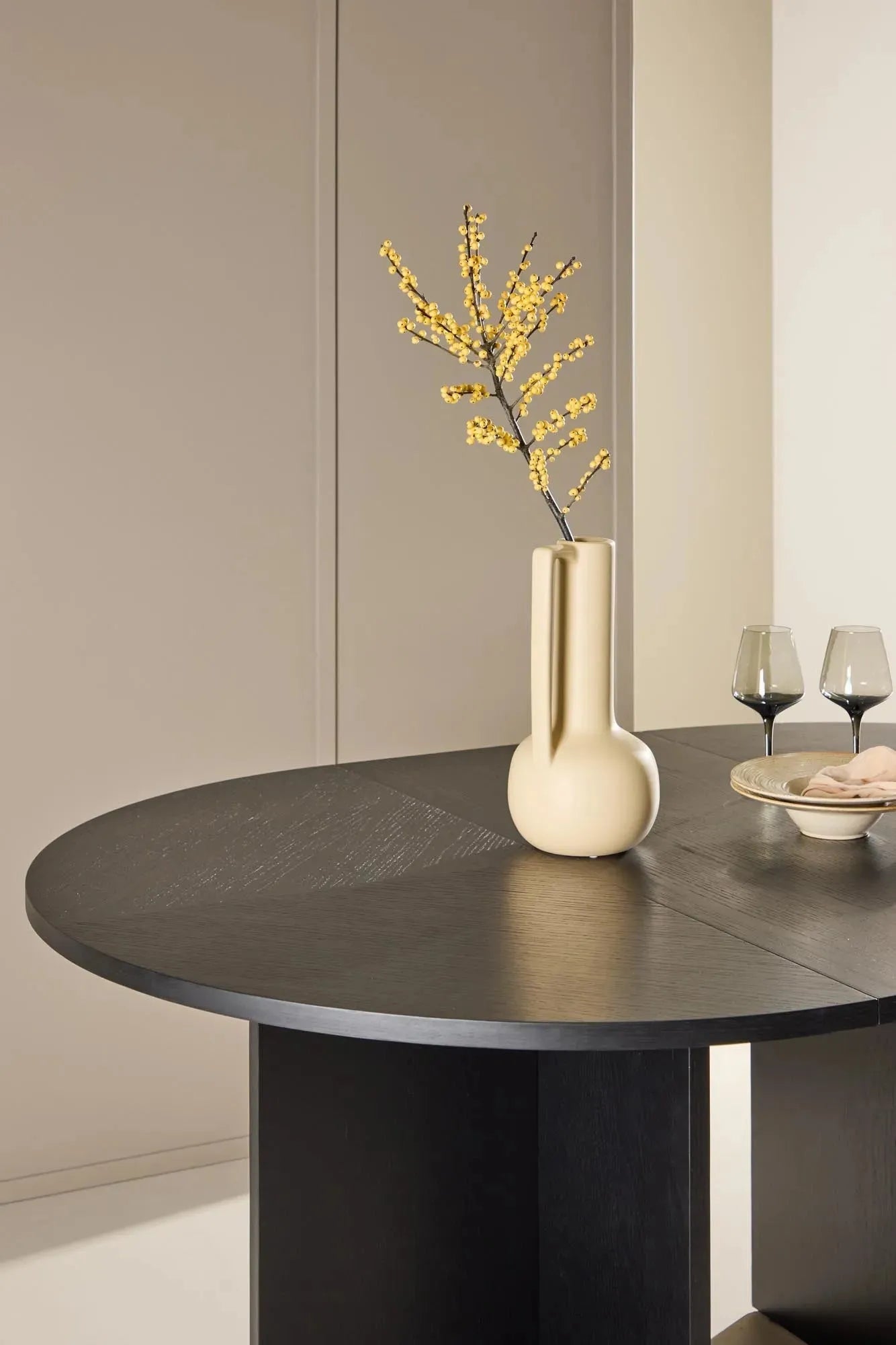 Rechteckiger Esstisch Strada von Venture Home, modern und elegant, perfekt für Esszimmer oder Küche, langlebig und stilvoll.