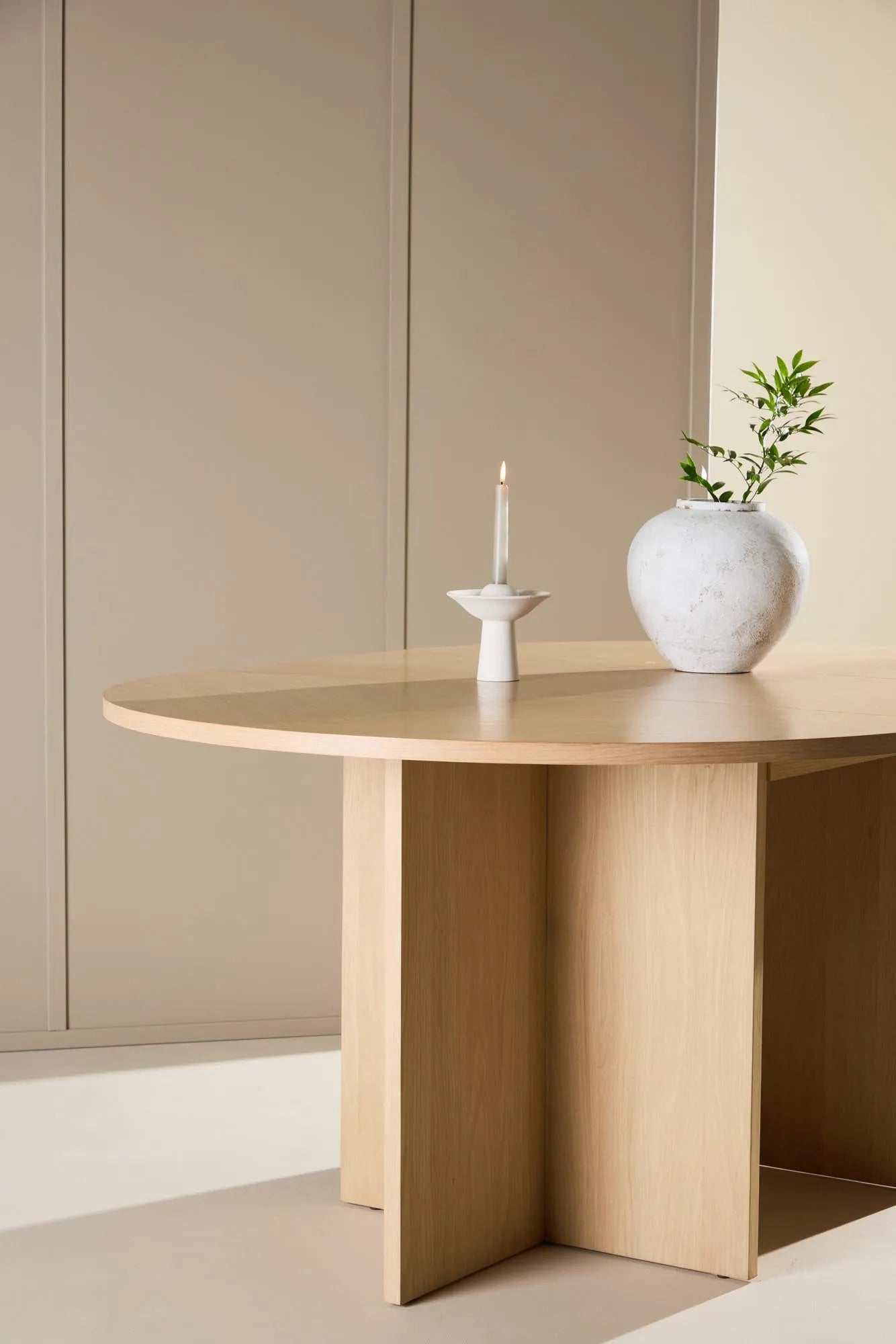 Rechteckiger Esstisch Strada von Venture Home, modern und elegant, perfekt für Esszimmer oder Küche, langlebig und stilvoll.