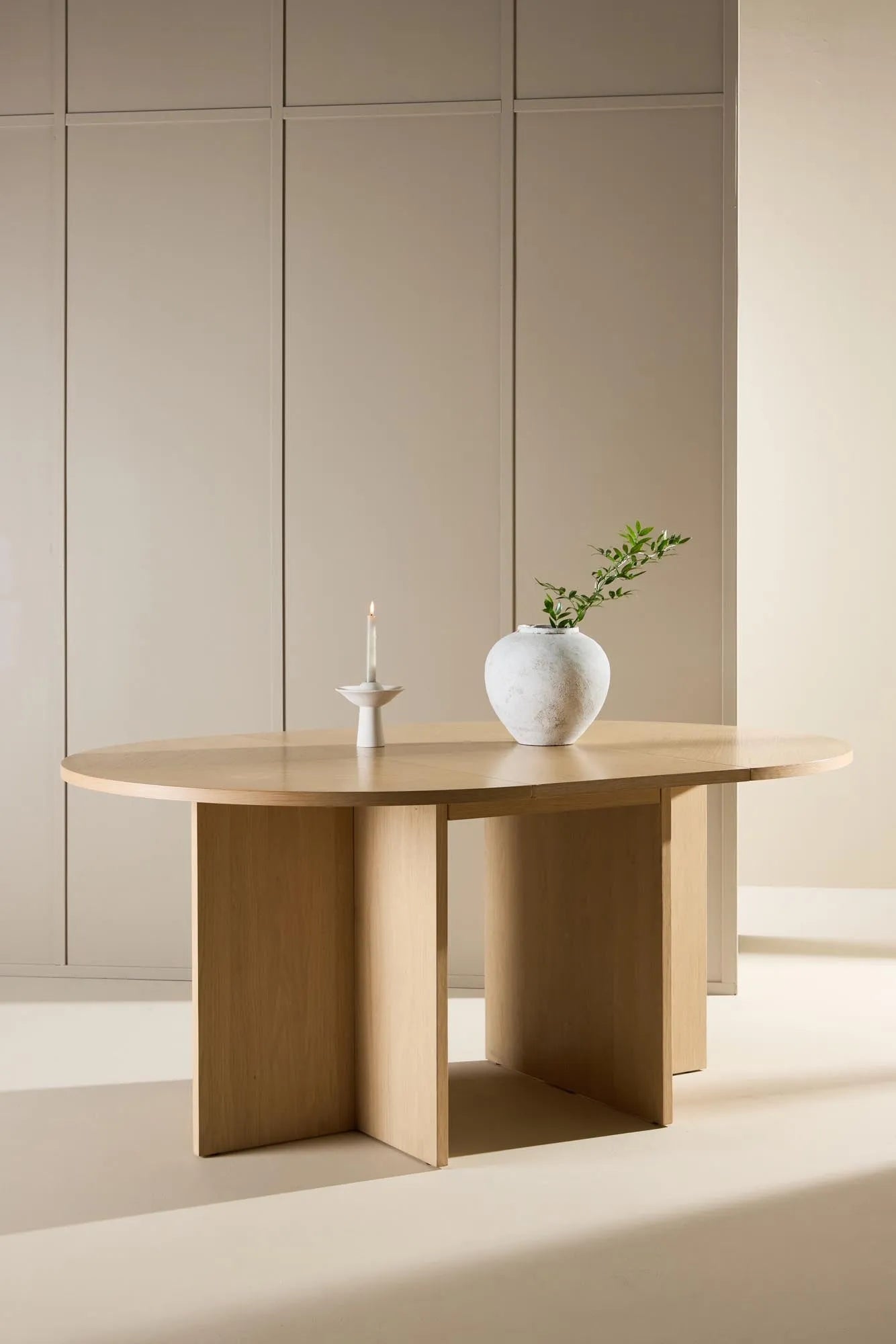Rechteckiger Esstisch Strada von Venture Home, modern und elegant, perfekt für Esszimmer oder Küche, langlebig und stilvoll.