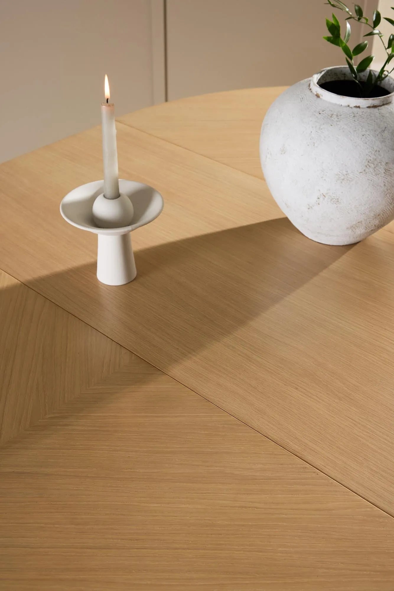Rechteckiger Esstisch Strada von Venture Home, modern und elegant, perfekt für Esszimmer oder Küche, langlebig und stilvoll.