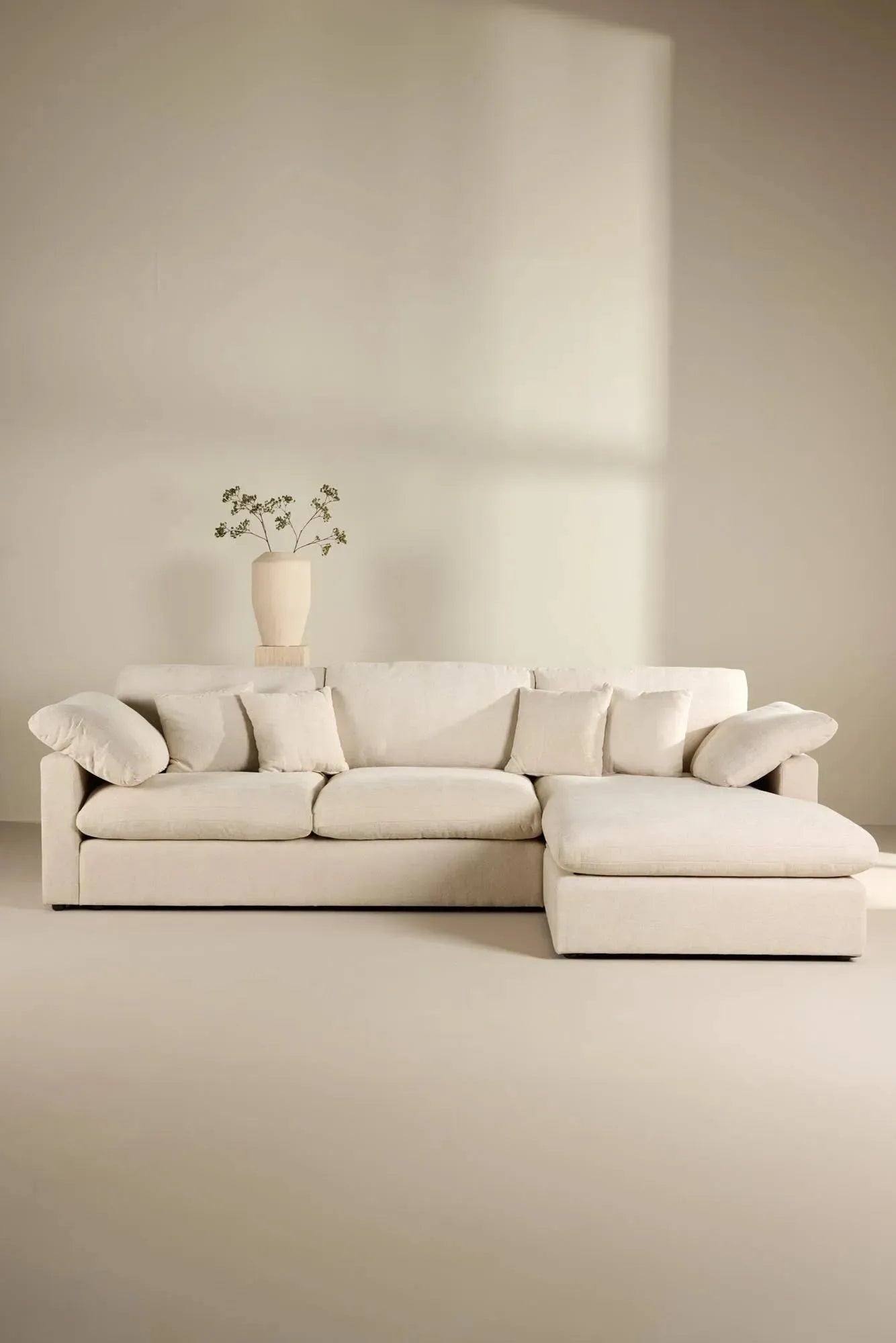 Das Amalfi Ecksofa von Vind kombiniert stilvolles Design mit Komfort, ideal für zeitgemäße und einladende Wohnbereiche.