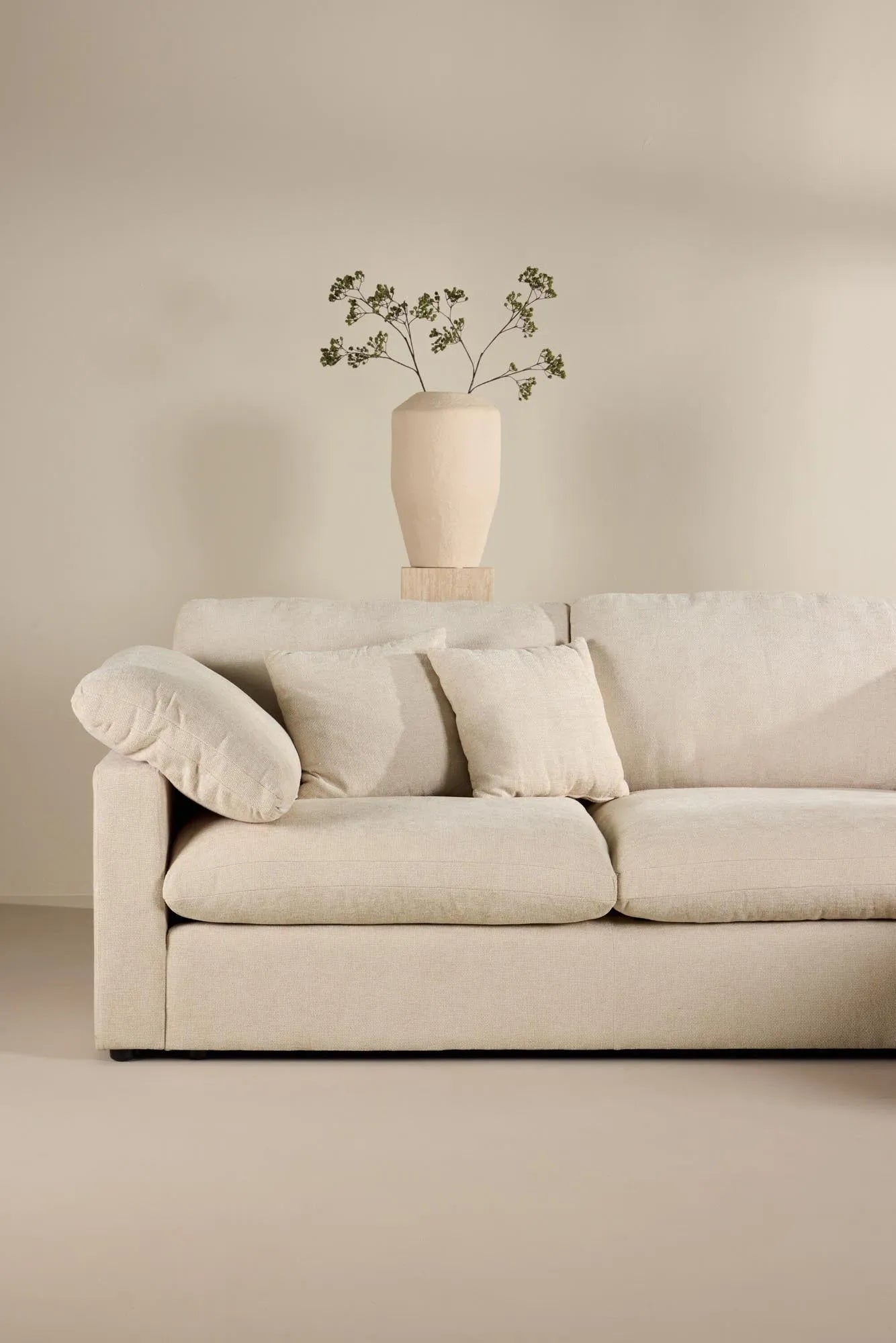 Elegantes Amalfi Ecksofa: Modernes Design, langlebiges Eukalyptus-Holz, pflegeleichter Bezug, hoher Komfort.