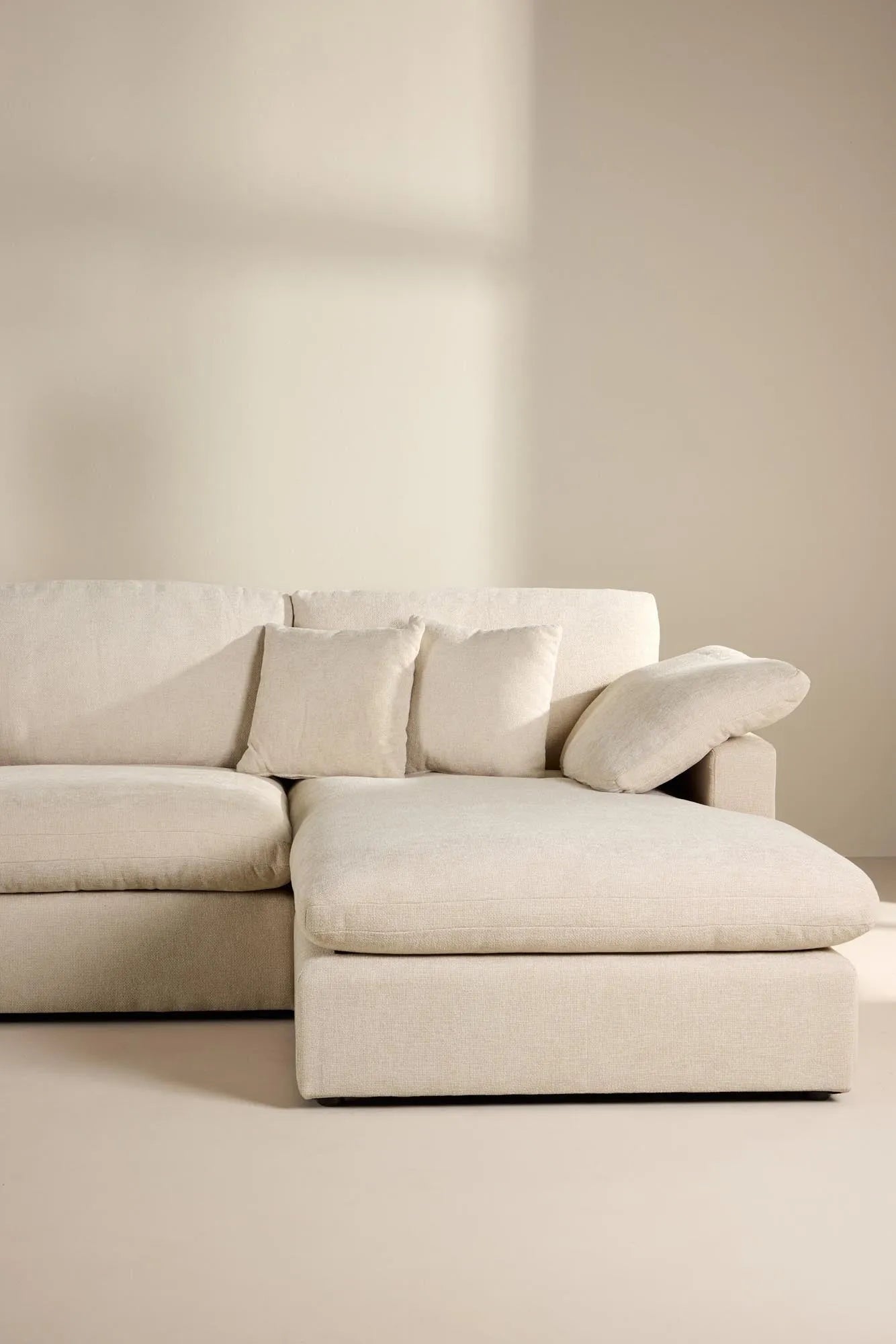 Das Amalfi Ecksofa von Vind kombiniert zeitgemäßes Design mit Komfort, ideal für elegante und einladende Wohnbereiche.