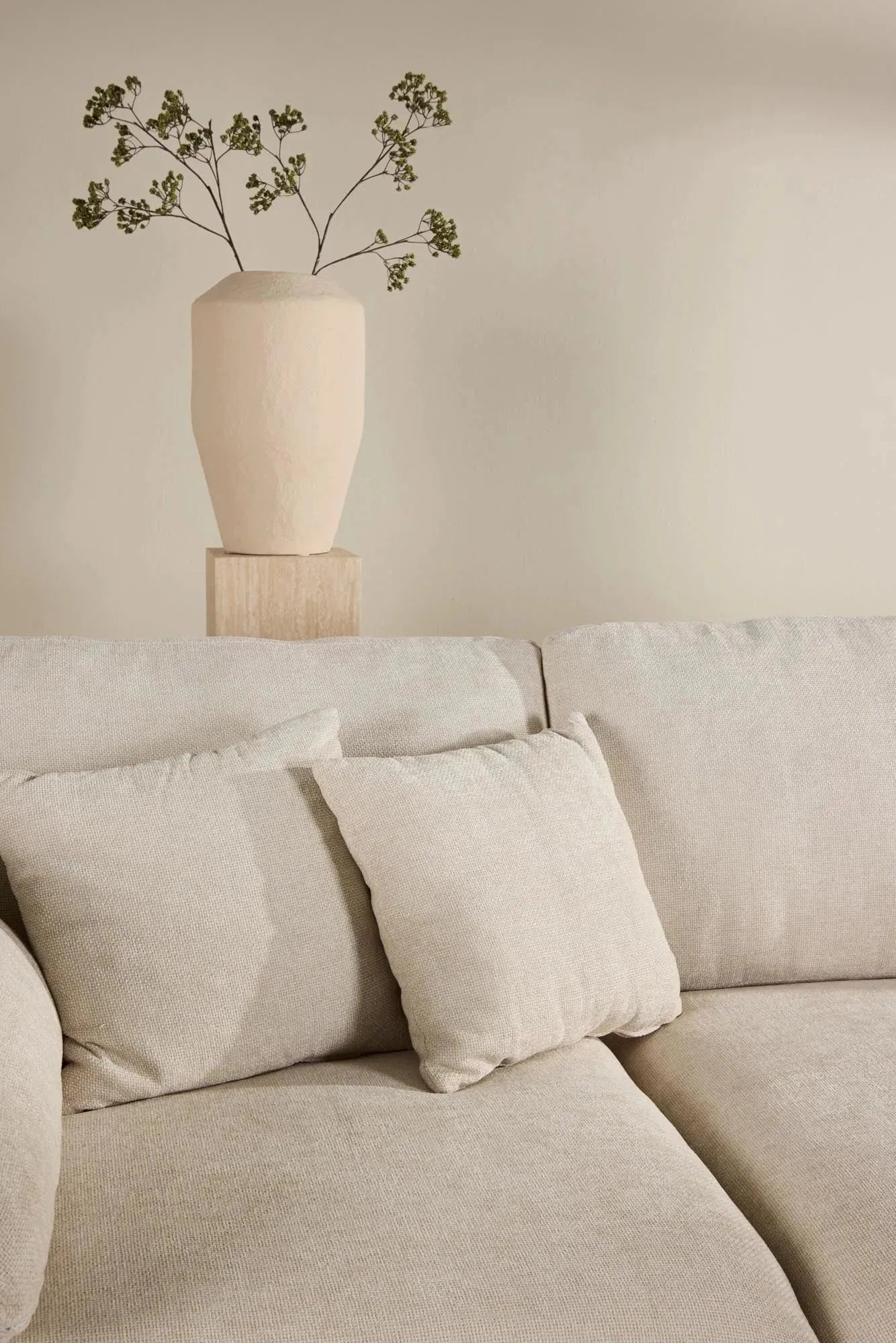 Das Amalfi Ecksofa von Vind kombiniert elegantes Design mit hohem Komfort, ideal für moderne und gemütliche Wohnräume.