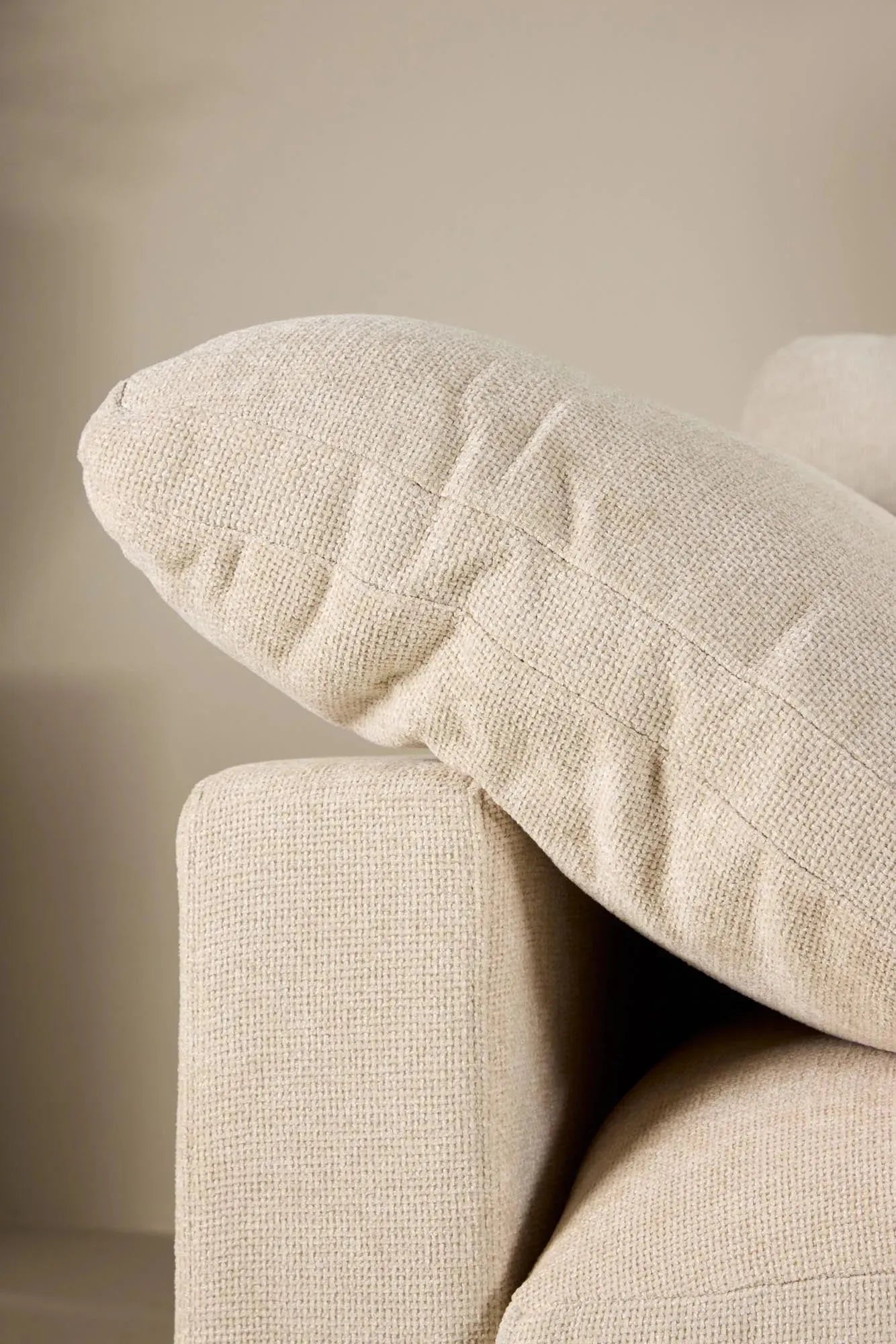 Das Amalfi Ecksofa von Vind kombiniert modernes Design mit hohem Komfort und ist ideal für stilvolle Wohnräume.