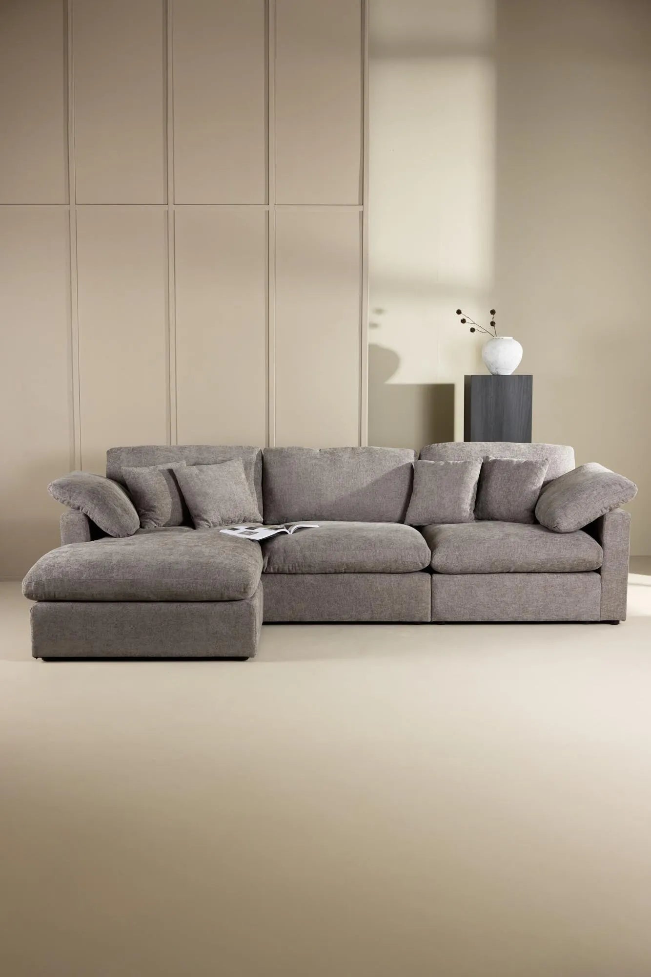 Das Amalfi Ecksofa von Vind bietet elegantes Design und Komfort, perfekt für moderne und stilvolle Wohnbereiche.