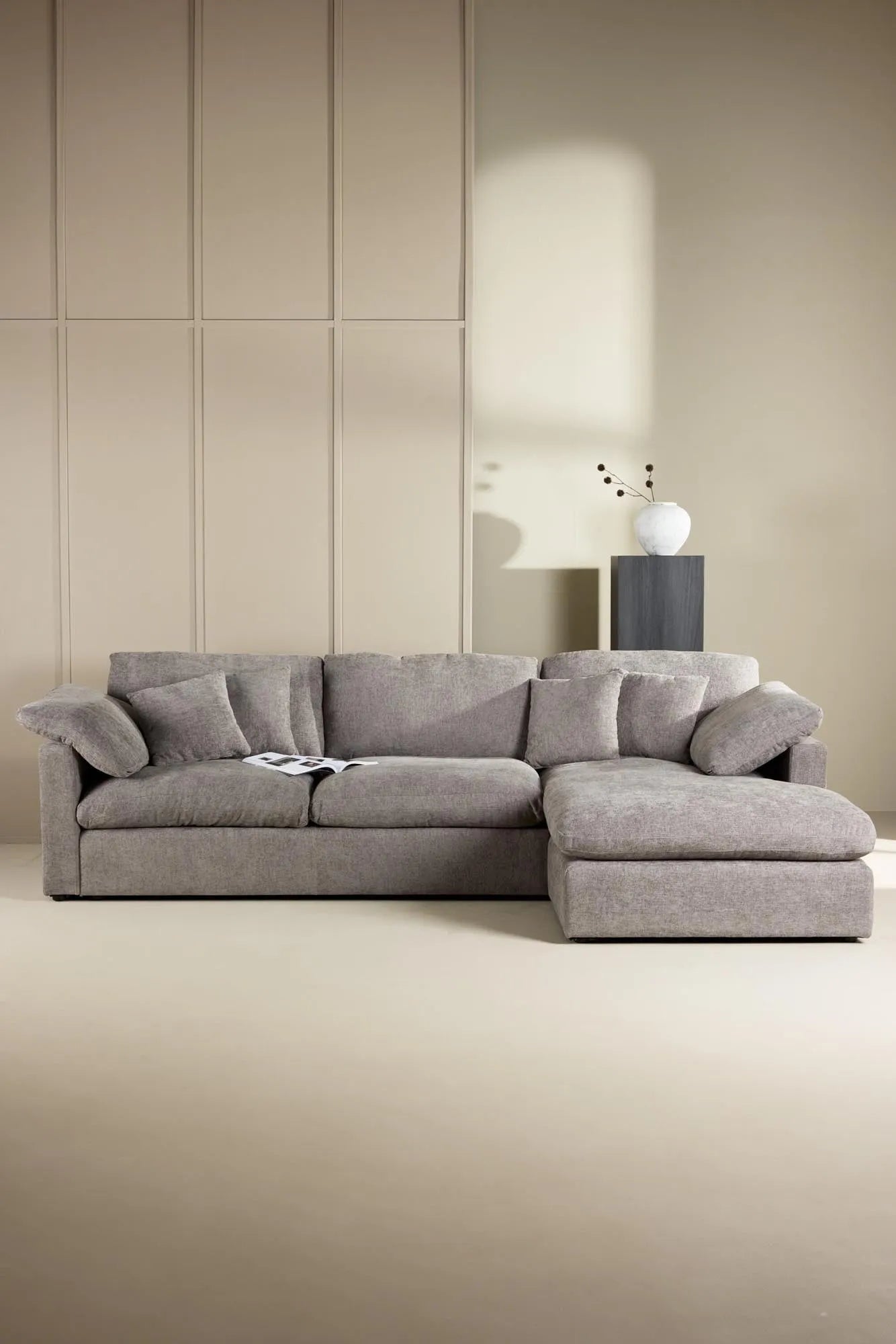 Elegantes Amalfi Ecksofa: Modernes Design, langlebiges Eukalyptus-Holz, pflegeleichter Bezug, hoher Komfort.