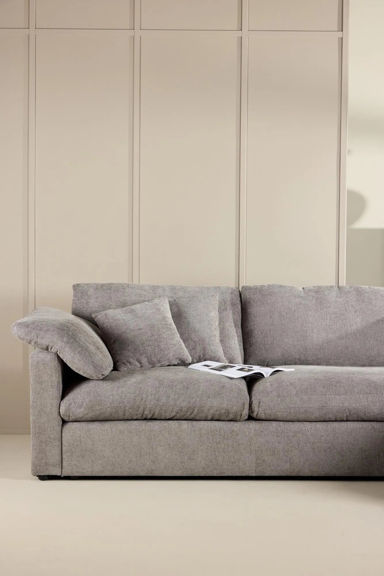 Elegantes Amalfi Ecksofa: Modernes Design, langlebiges Eukalyptus-Holz, pflegeleichter Bezug, hoher Komfort.