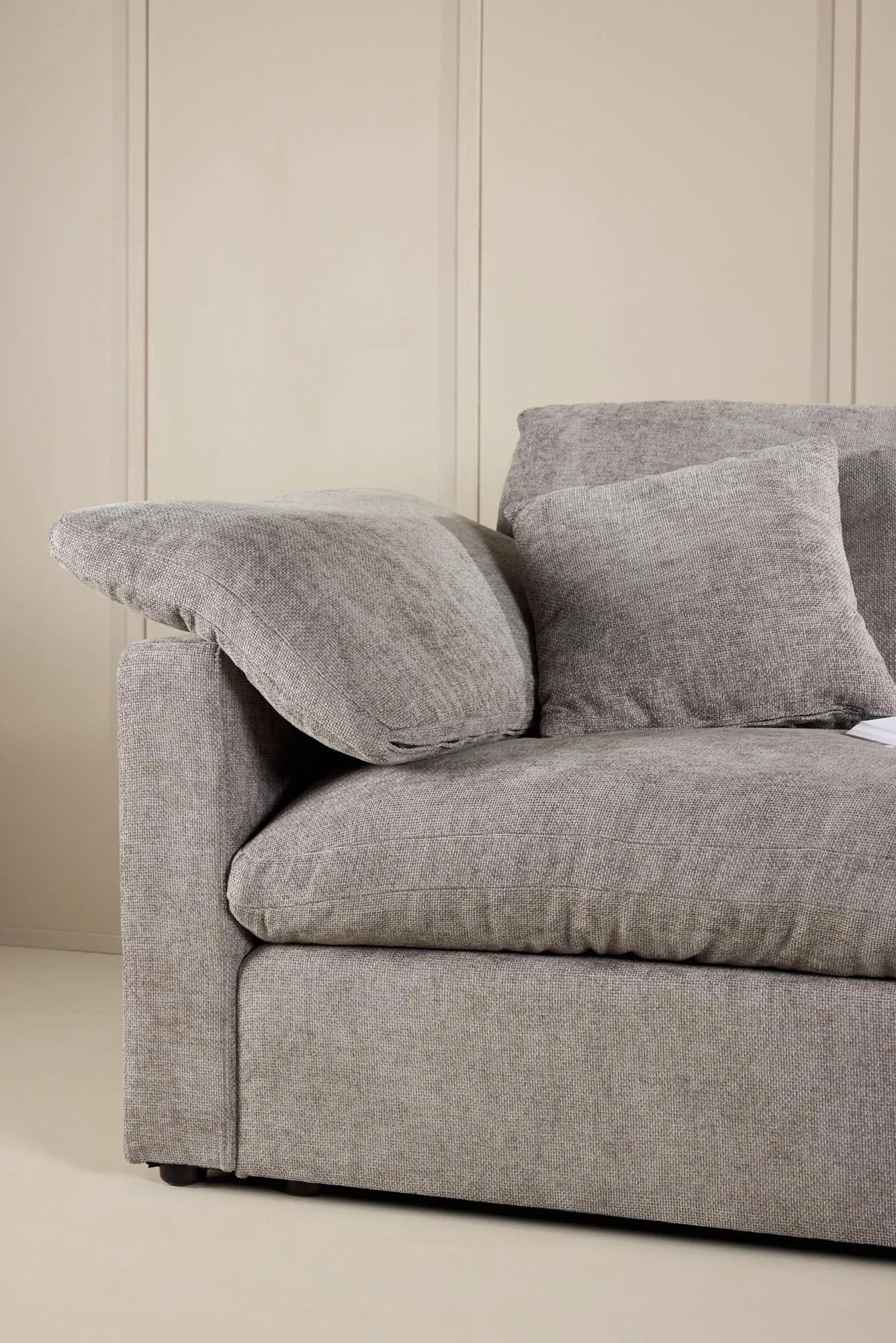 Das Amalfi Ecksofa von Vind bietet modernes Design und hohen Komfort, perfekt für stilvolle und gemütliche Wohnräume.