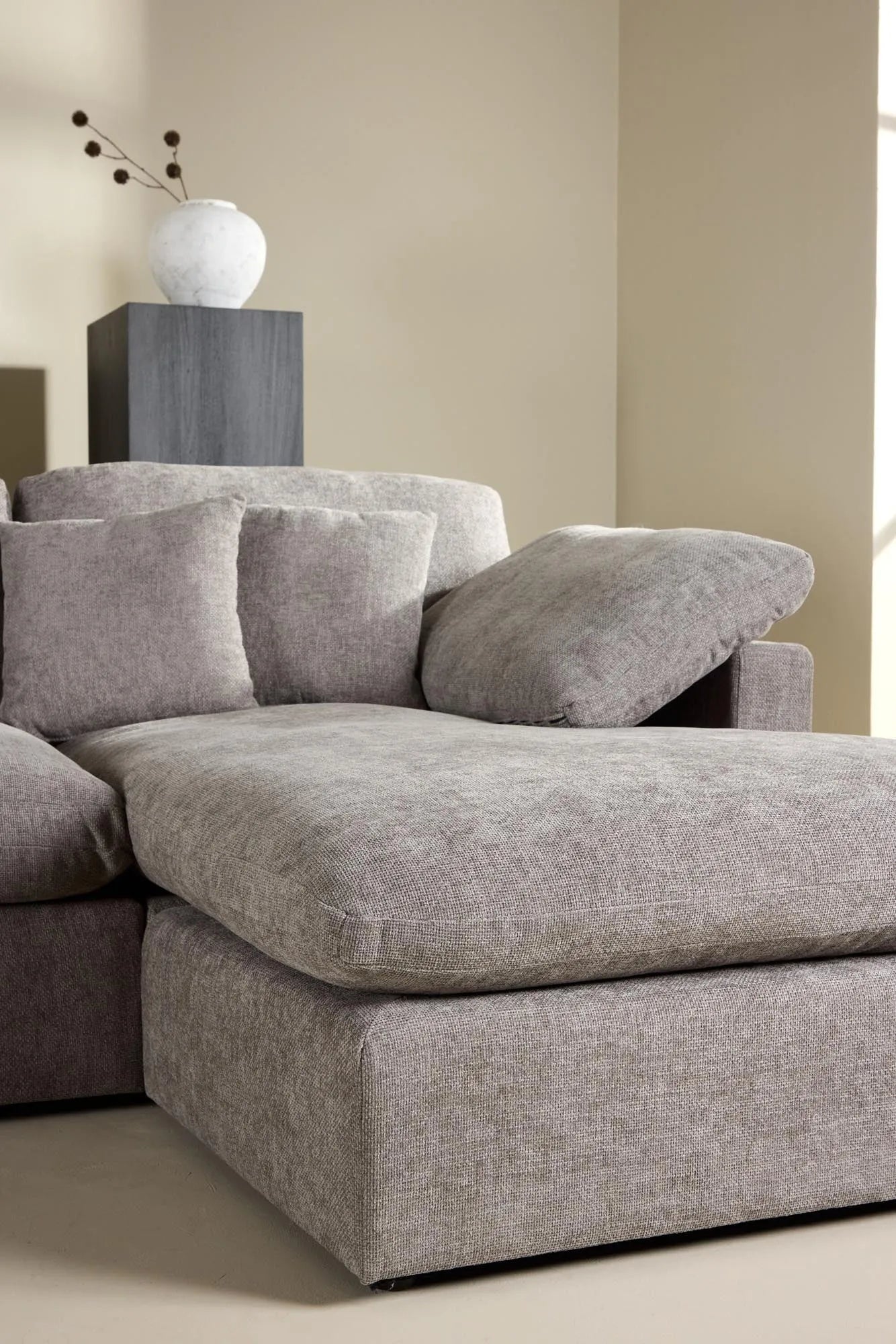 Das Amalfi Ecksofa von Vind kombiniert zeitgemäßes Design mit Komfort, ideal für elegante und einladende Wohnbereiche.